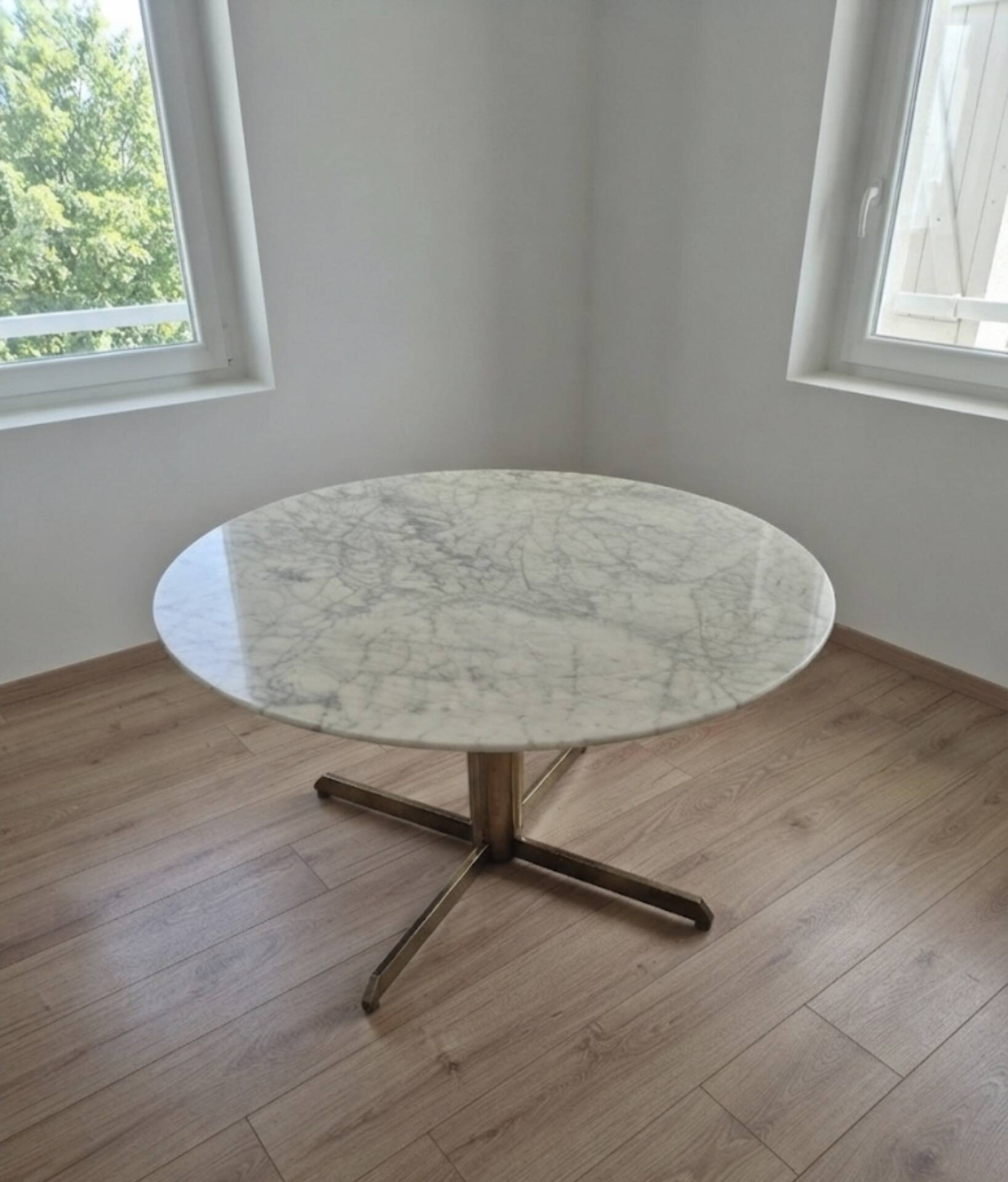 Marble table 120 cm in diameter from 1980.