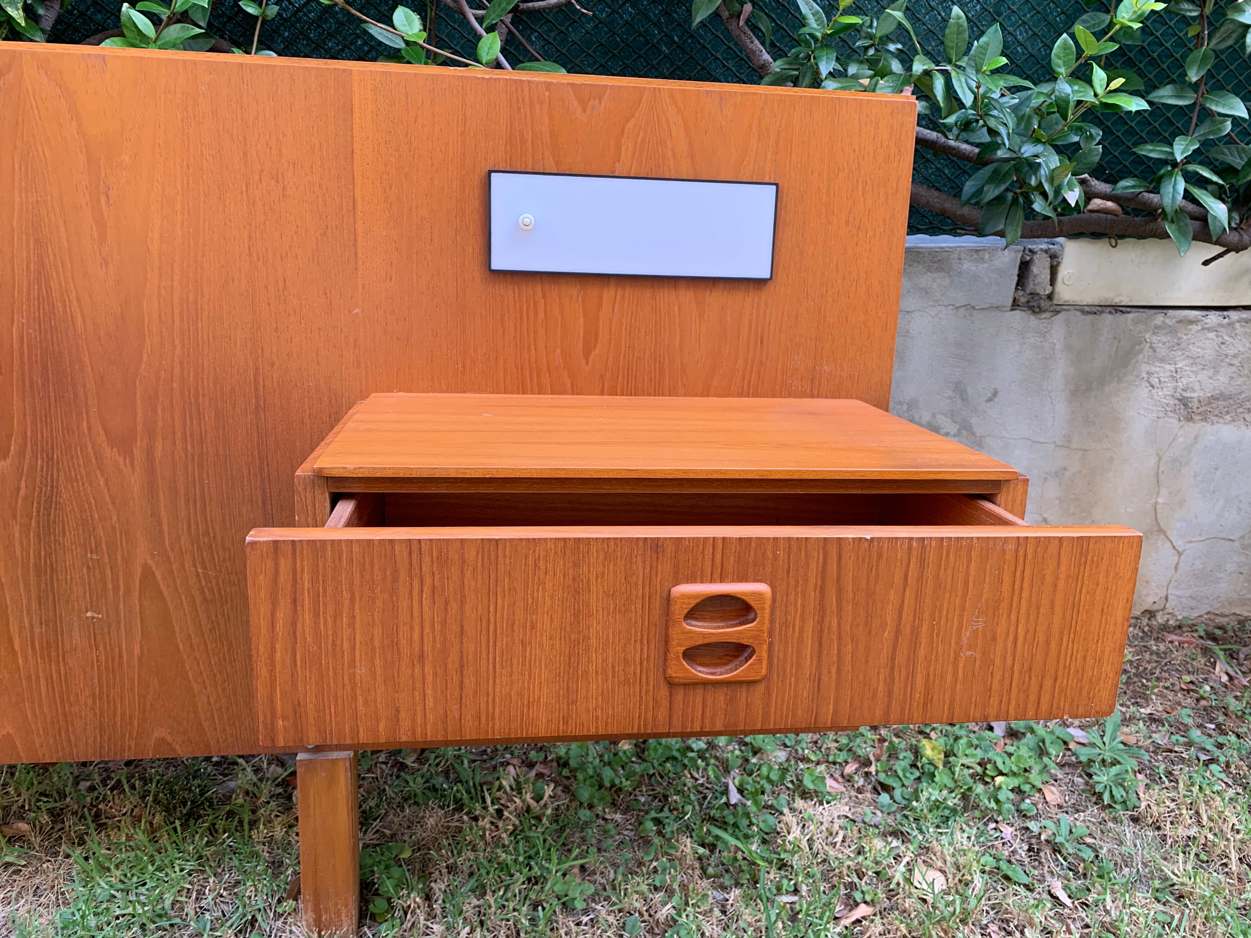 Headof with built-in wall lamp