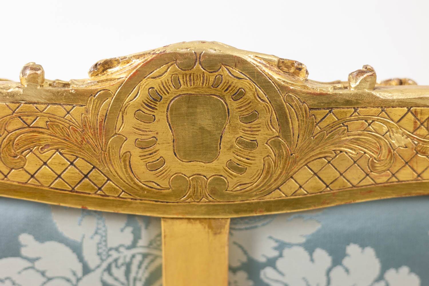 Salon de style Louis XV à chassis en bois doré. Circa 1880.