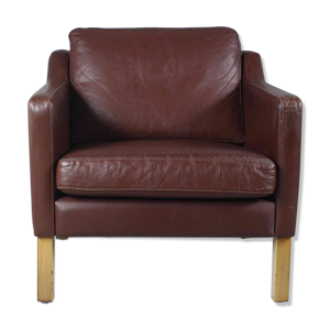 chaise en cuir brun classique