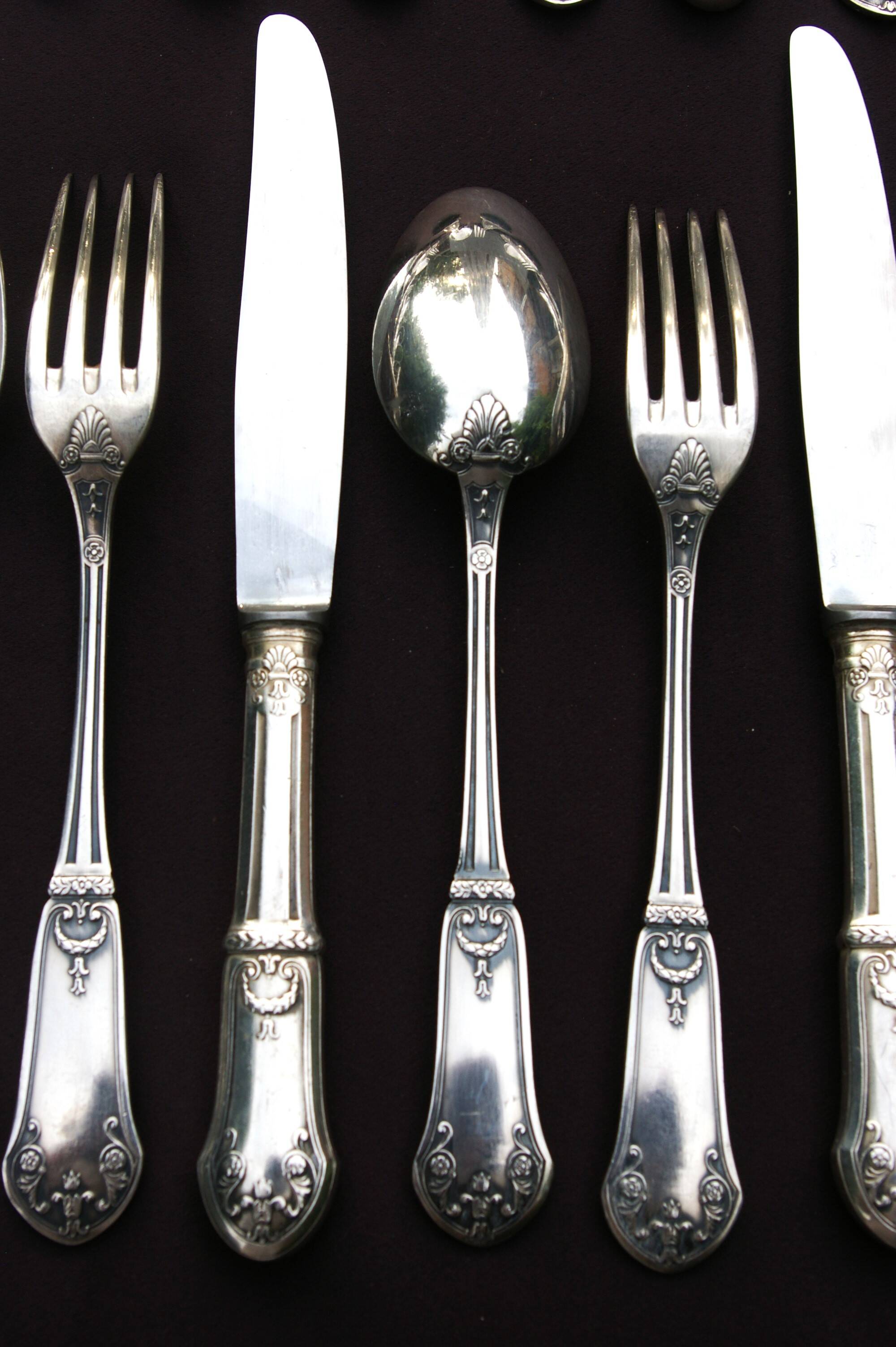 Empire style housewife in silver metal