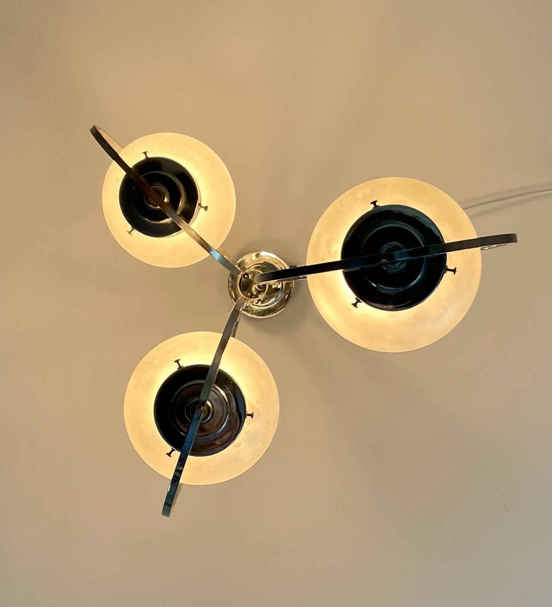 Lampe art déco en argent avec trois abat-jours en forme de sphère