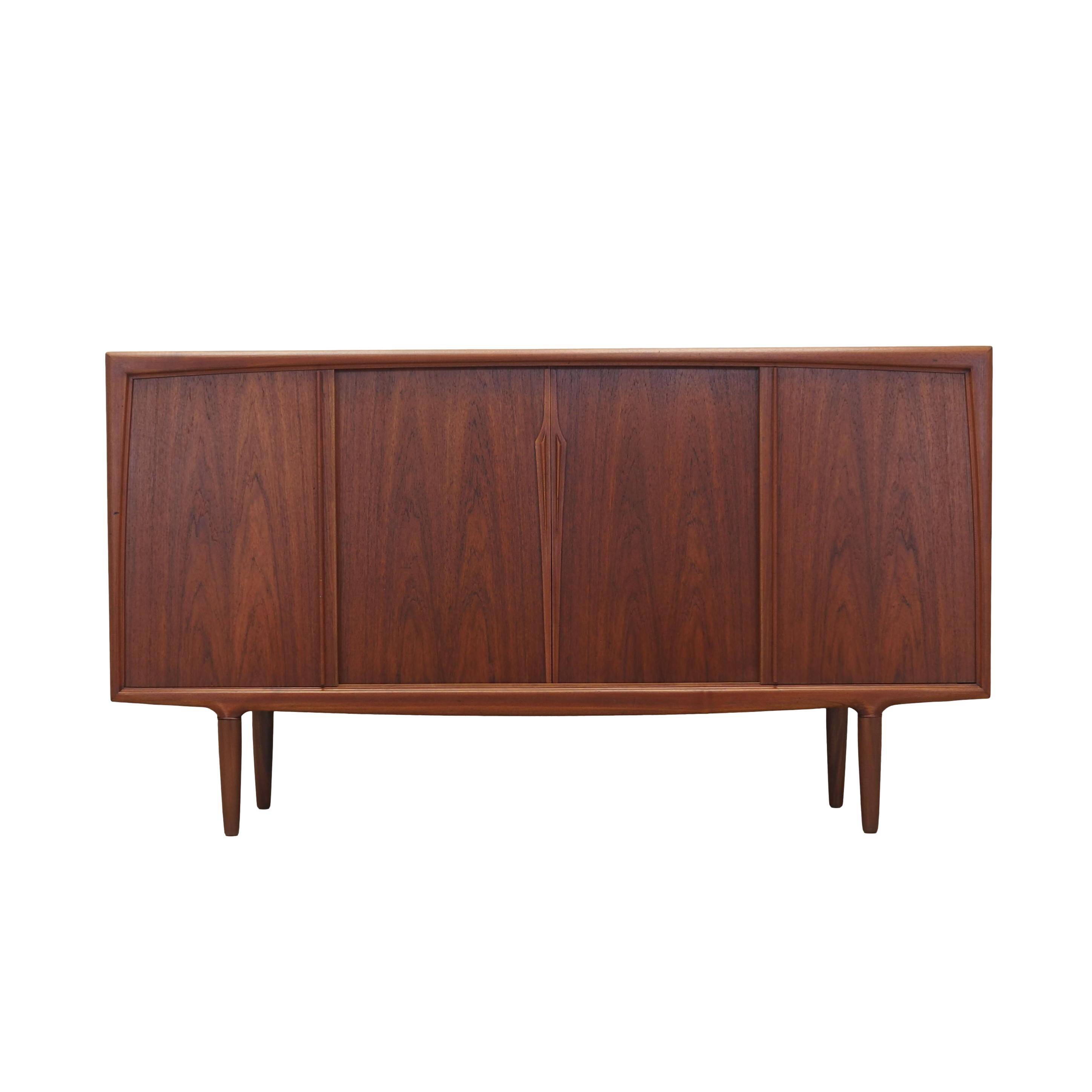 Buffet haut en teck, design danois, années 1960, production : Omann Jun