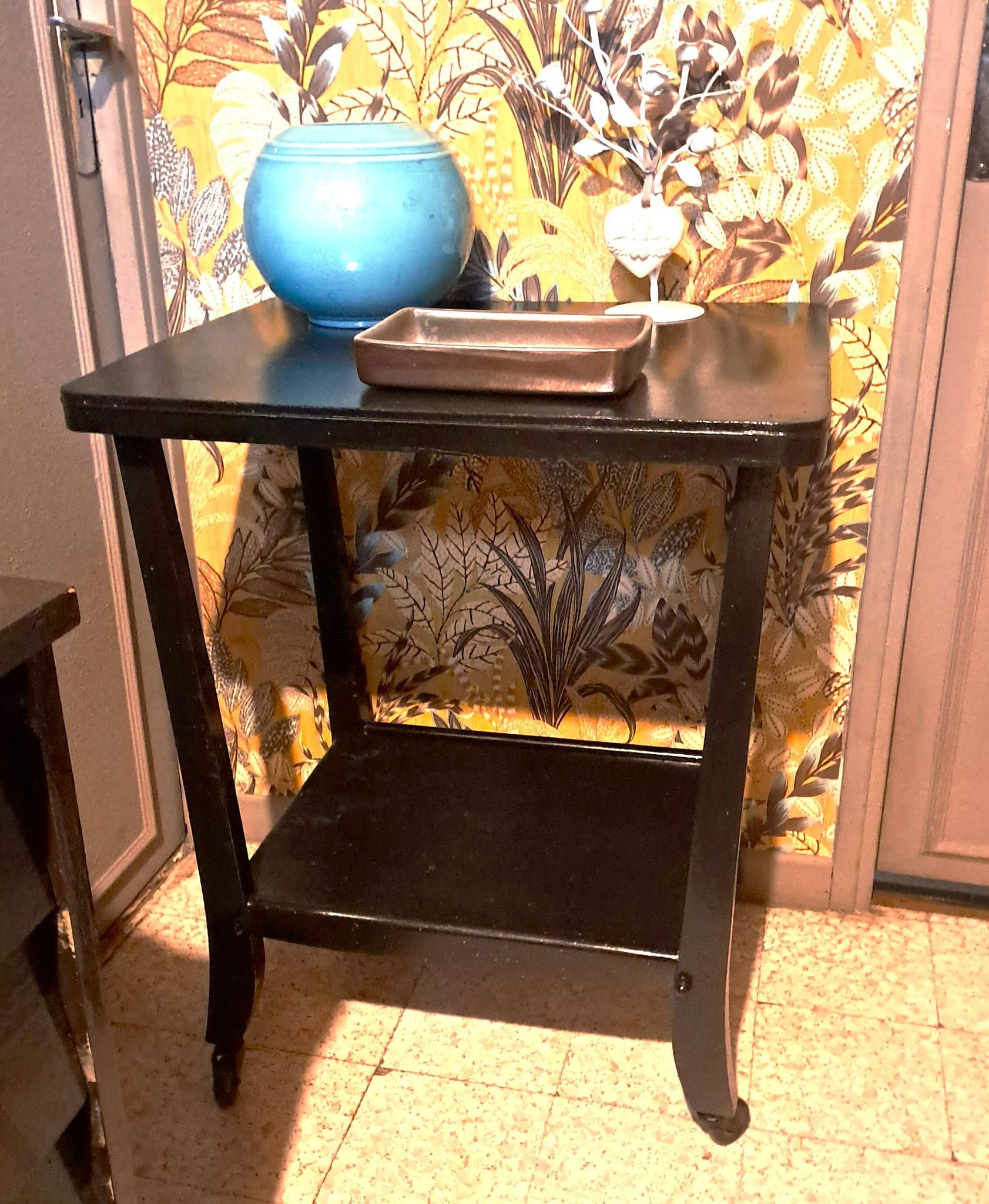 Table d'appoint, style Art Déco Console à roulettes bois noir vernissé 1940