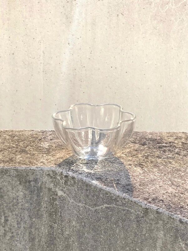 Flower-shaped glass storage