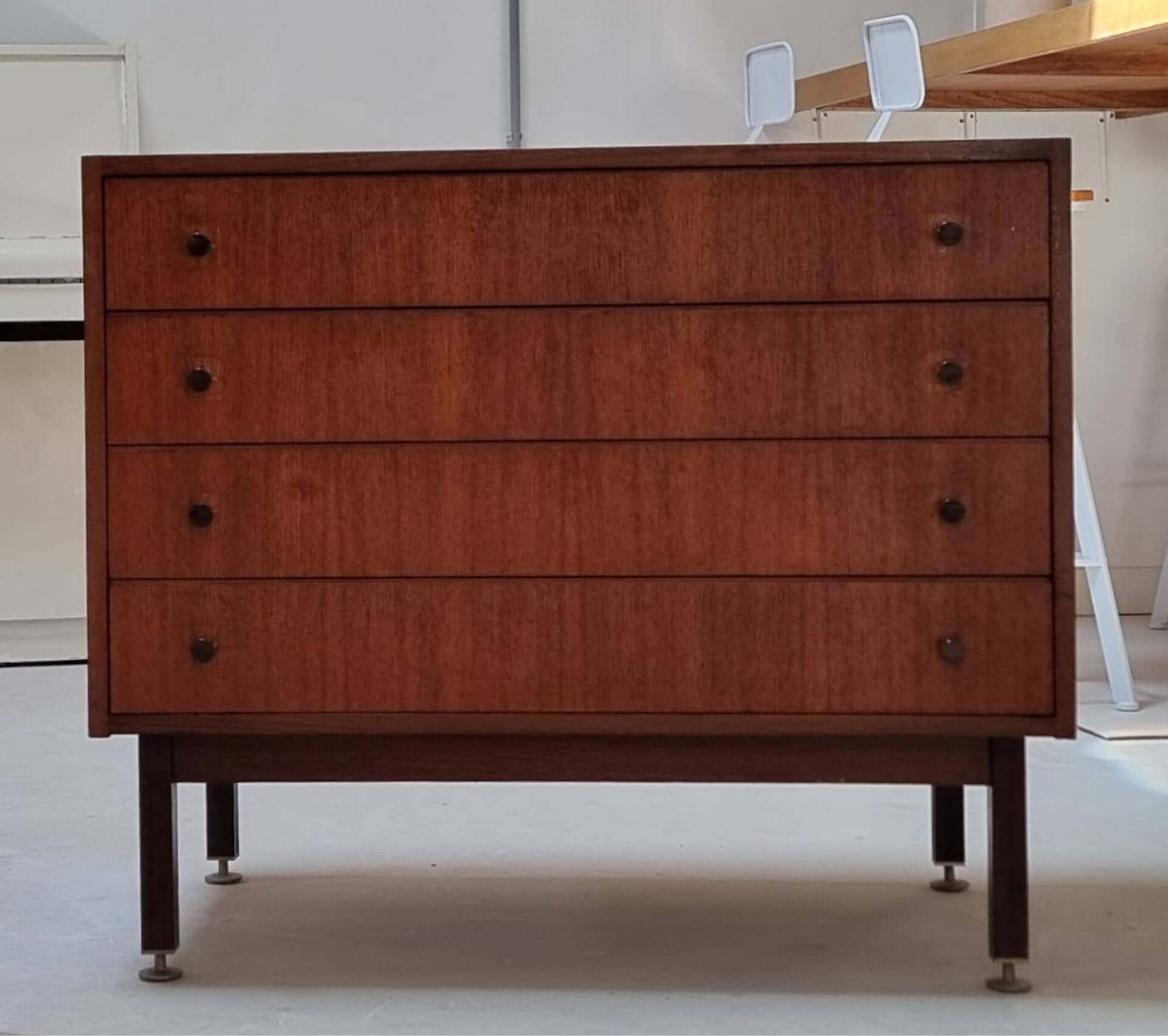 Armoire à tiroirs du milieu du siècle