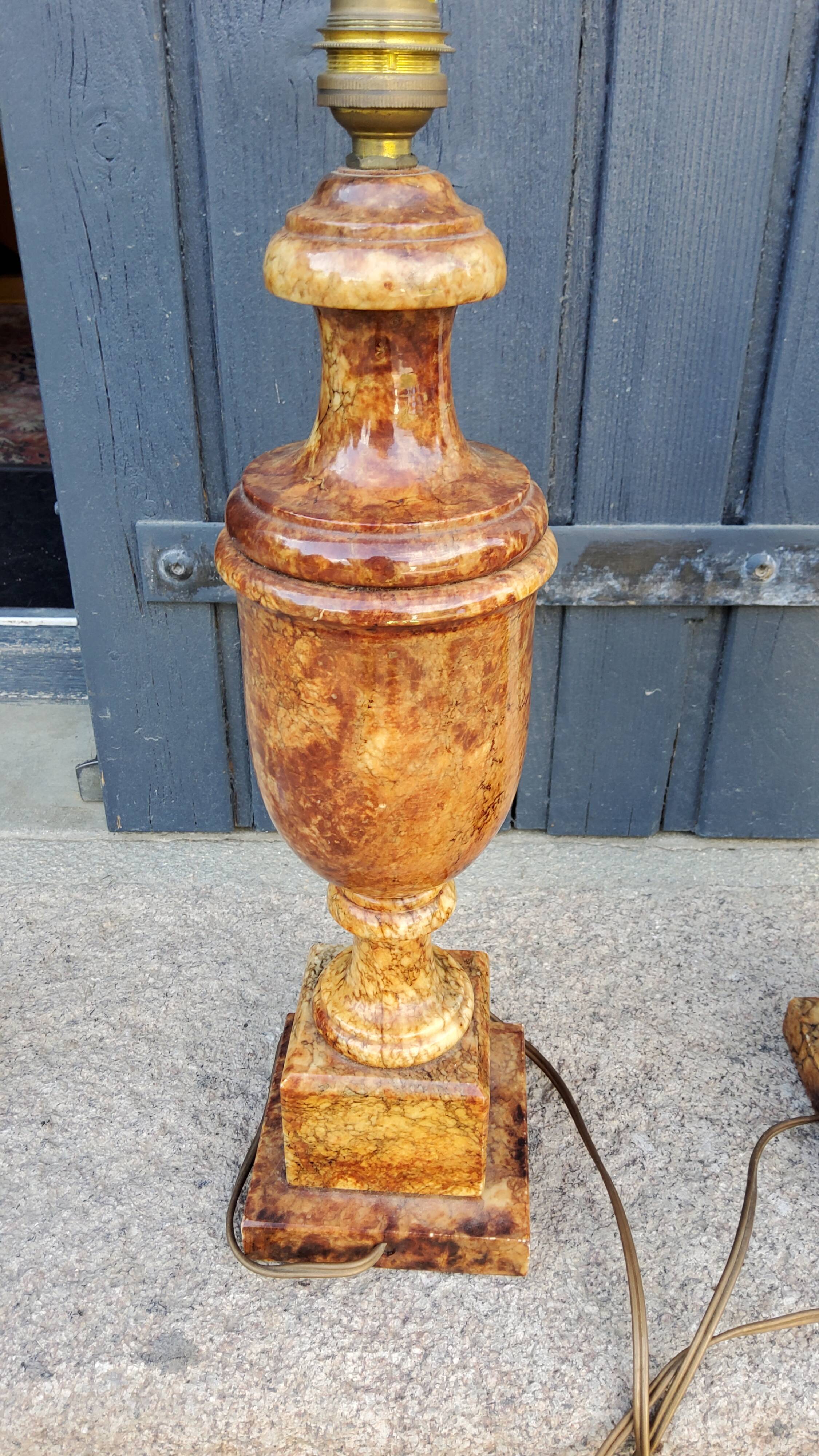 Paire de pieds de lampes des années 70 en albâtre