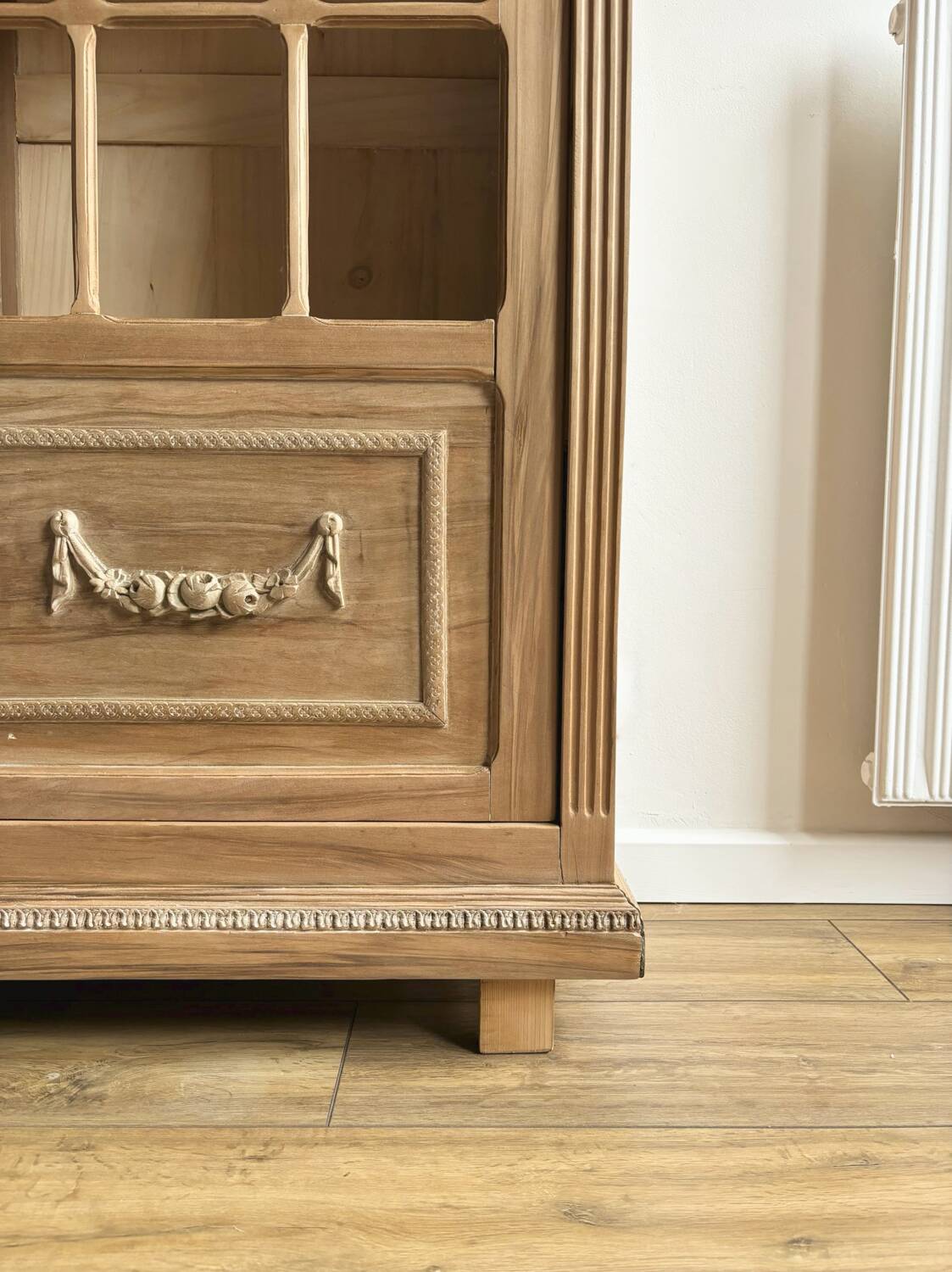 Old Parisian wardrobe solid wood ornaments