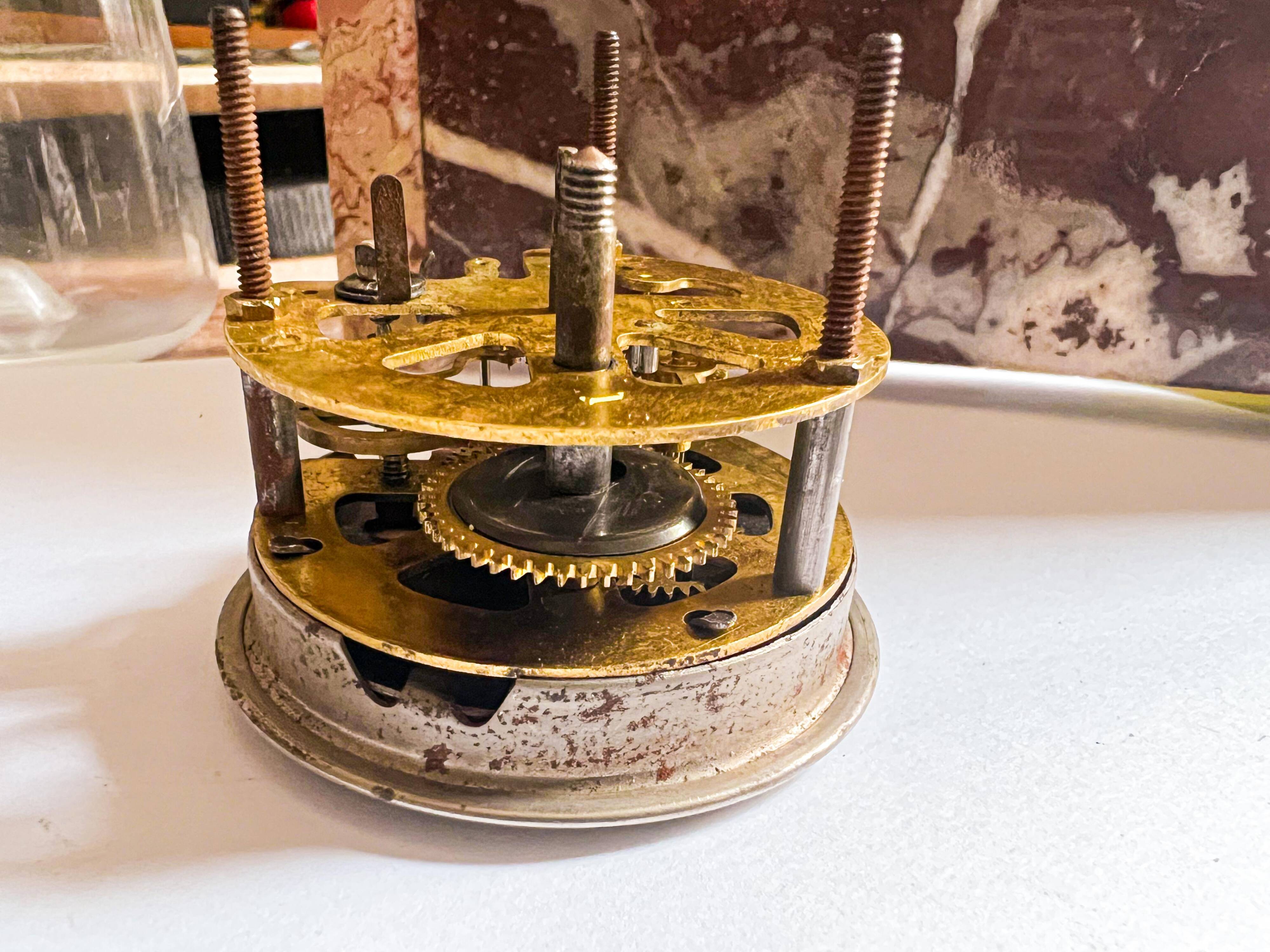 Ancienne horloge et paire de serres livres bibliotheque cheminée