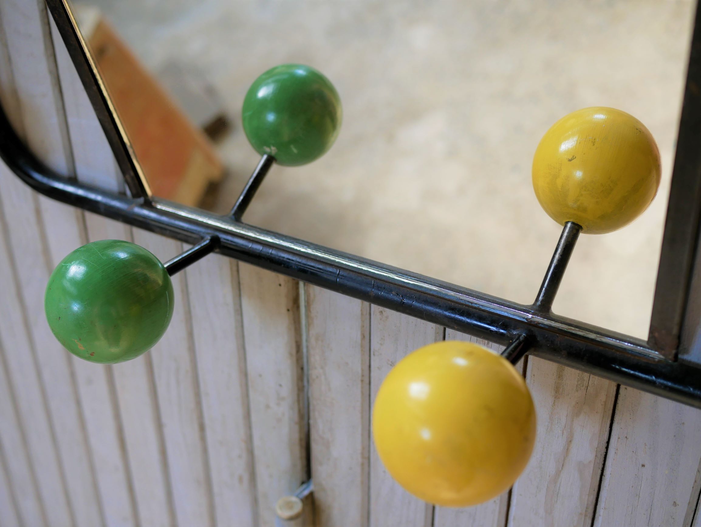 Vintage wall coat holder with 4 coloured balls, mirror and shelf