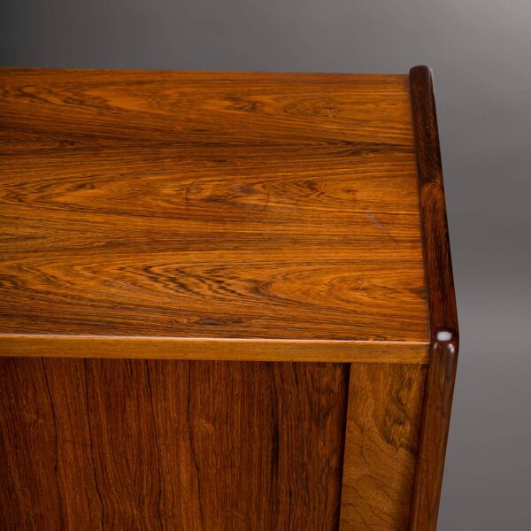 Buffet en palissandre haut avec portes tambour fabriqué par Farstrup, années 1960.