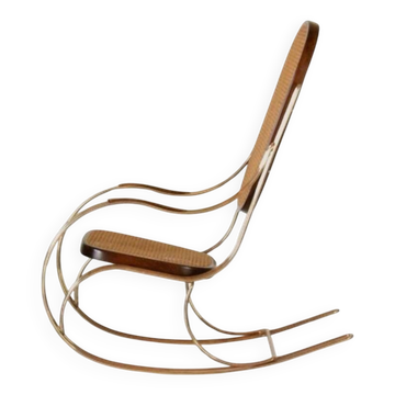 Chaise berçante de style Thonet des années 1970, en laiton et osier