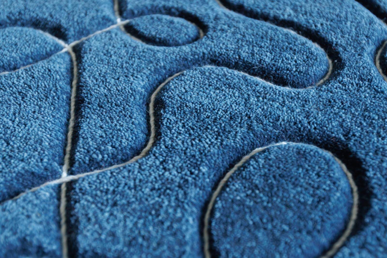 Tapis « Ciapek Art » bleu et blanc tuffeté à la main
