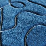 Tapis « Ciapek Art » bleu et blanc tuffeté à la main