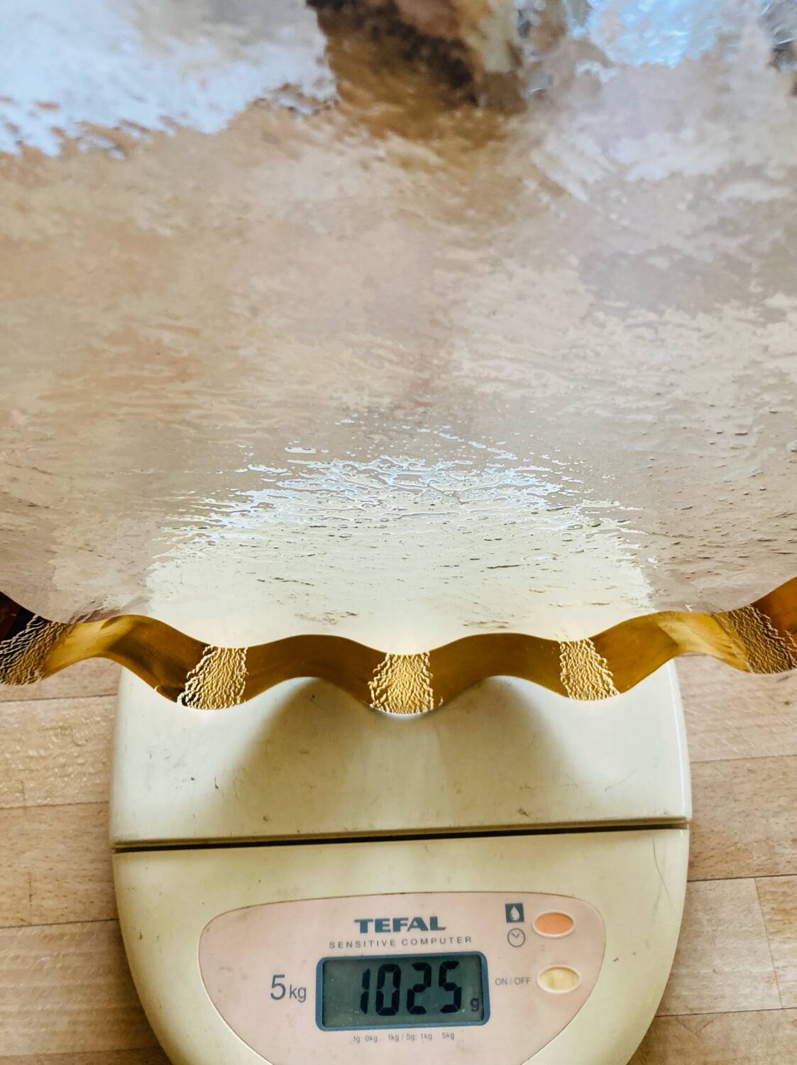 Dish signed Annie Glass 38/31 made in USA wavy edge gilded with 24k fine gold