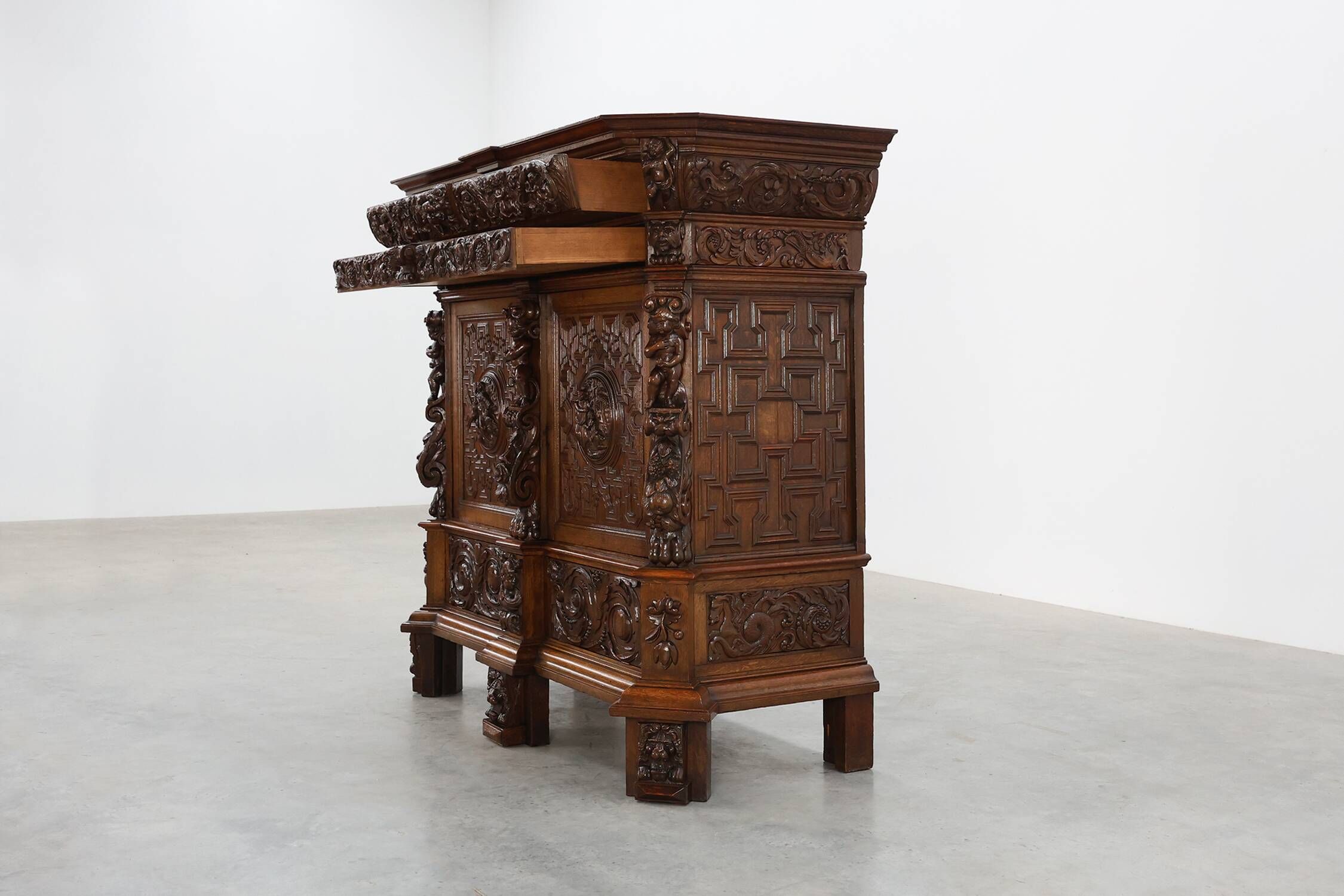 Flemish renaissance "beeldenkast" cabinet in oak wood Antwerp, ca. 1630