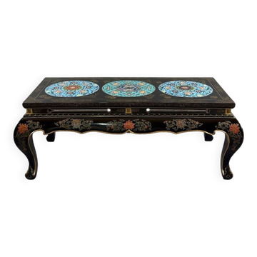 Black lacquered wooden coffee table with cloisonné and polychrome decoration, 20th century.