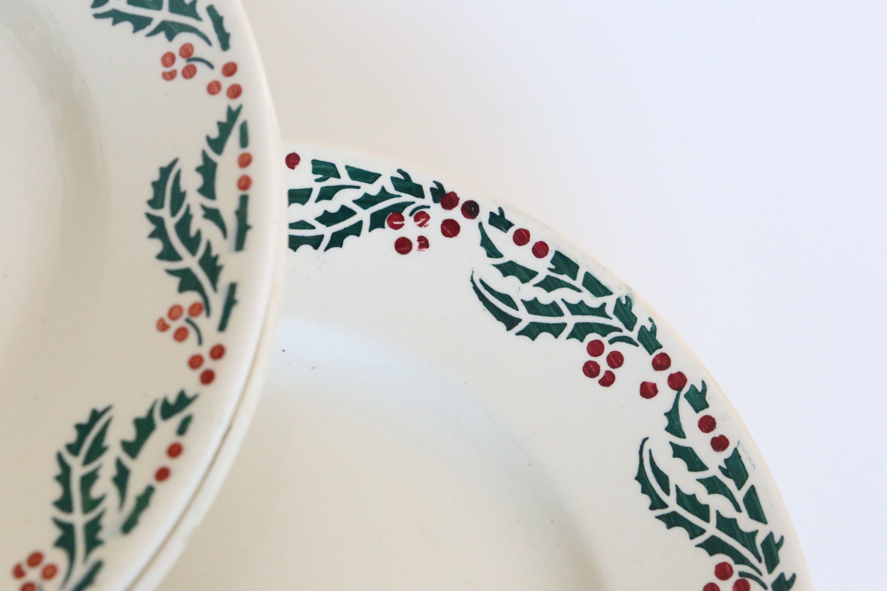 Set of 8 flat plates Moulin des Wolves, Holly motif