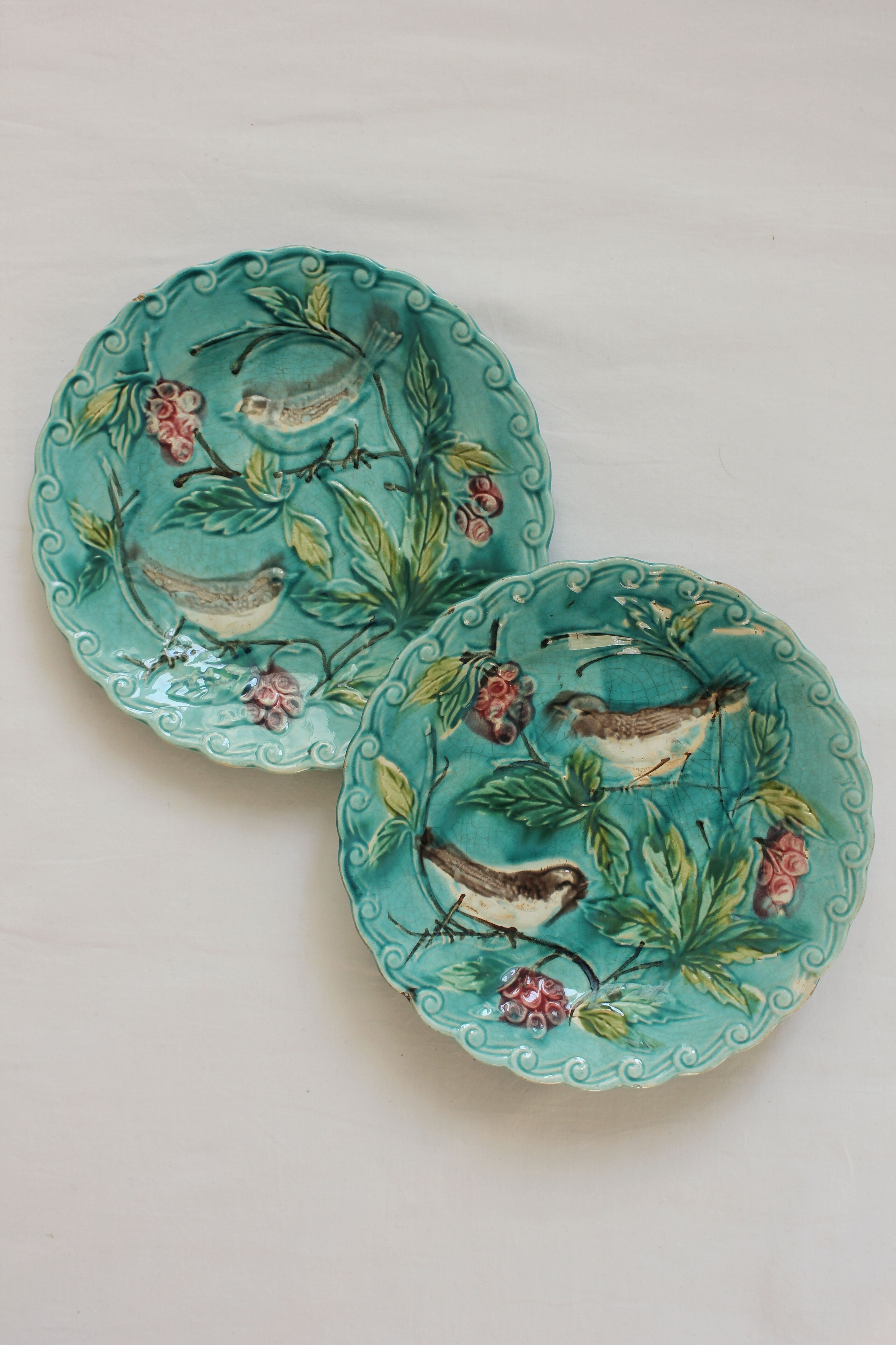 2 assiettes anciennes en barbotine oiseaux Onnaing début XXe
