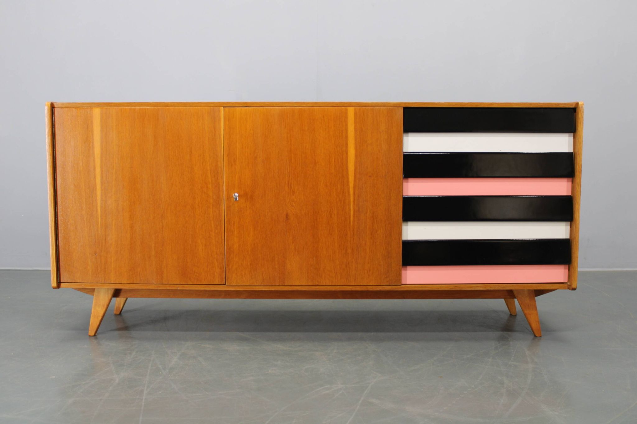 Buffet des années 60 par Jiří Jiroutek, Tchécoslovaquie.
