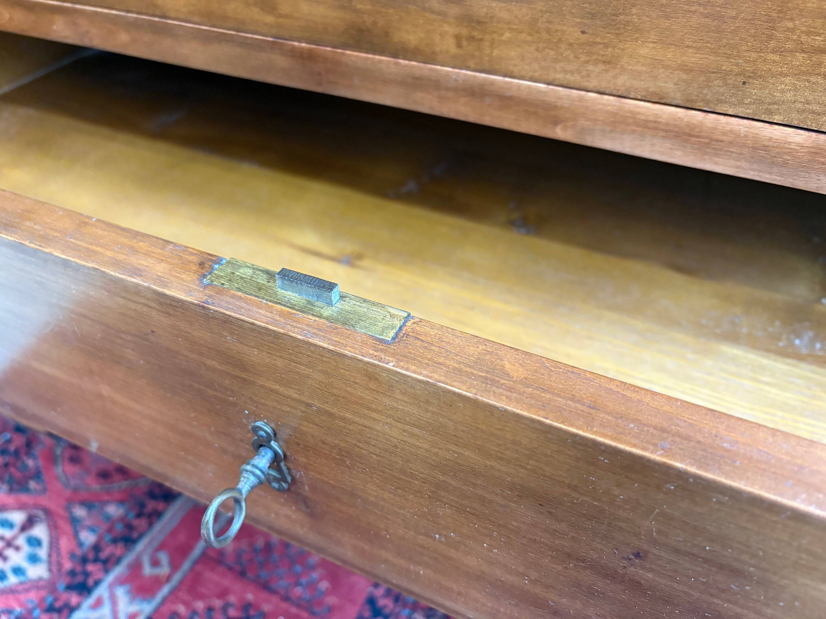 Commode style Louis-Philippe en bois massif