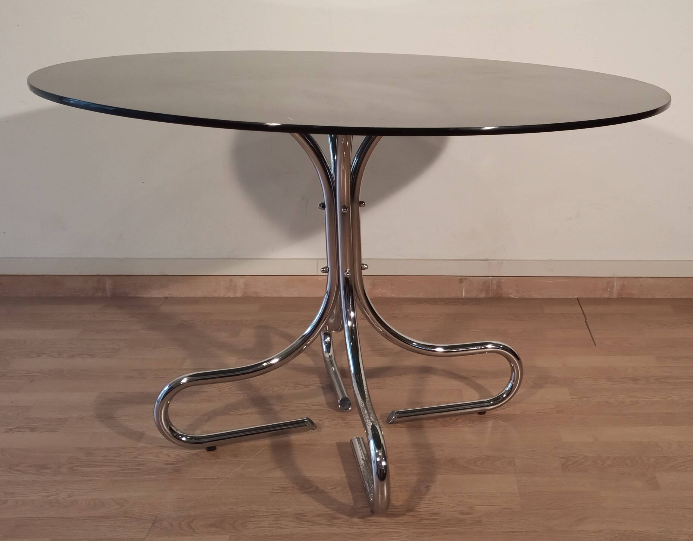 Table basse italienne du milieu du siècle en chrome et acier avec plateau rond en verre fumé, années 1960