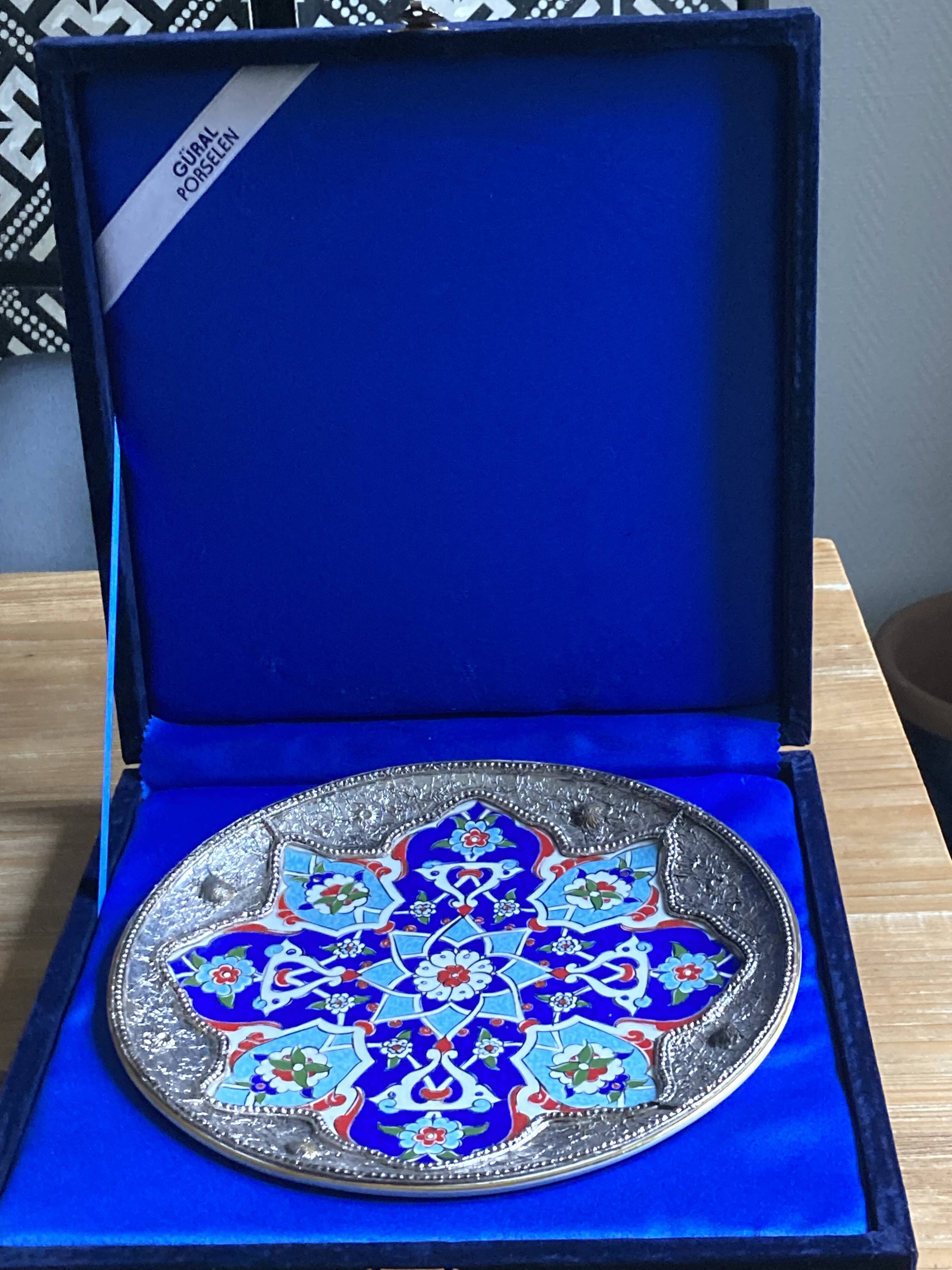Decorative plate Güral Porselen – Turkish porcelain – Silver metal frame
