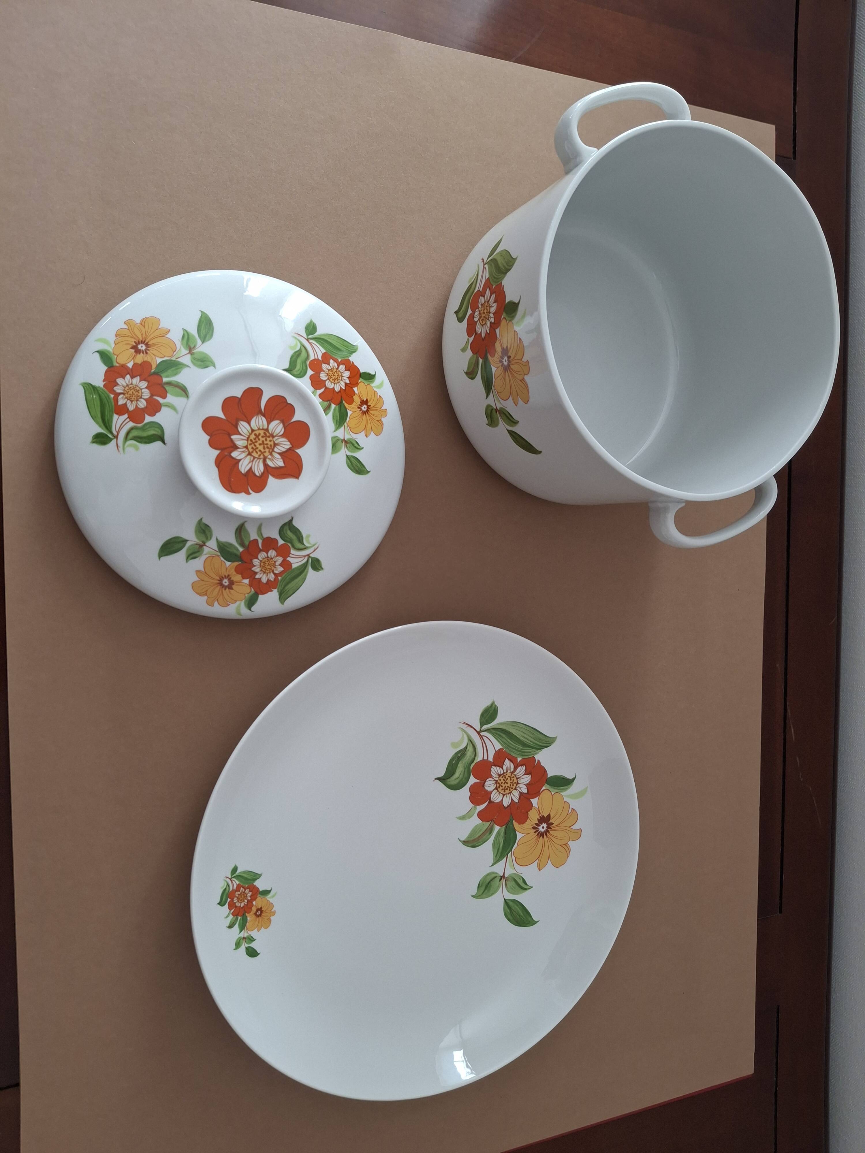 Vintage table service in Italian porcelain "Royal" with floral decoration.