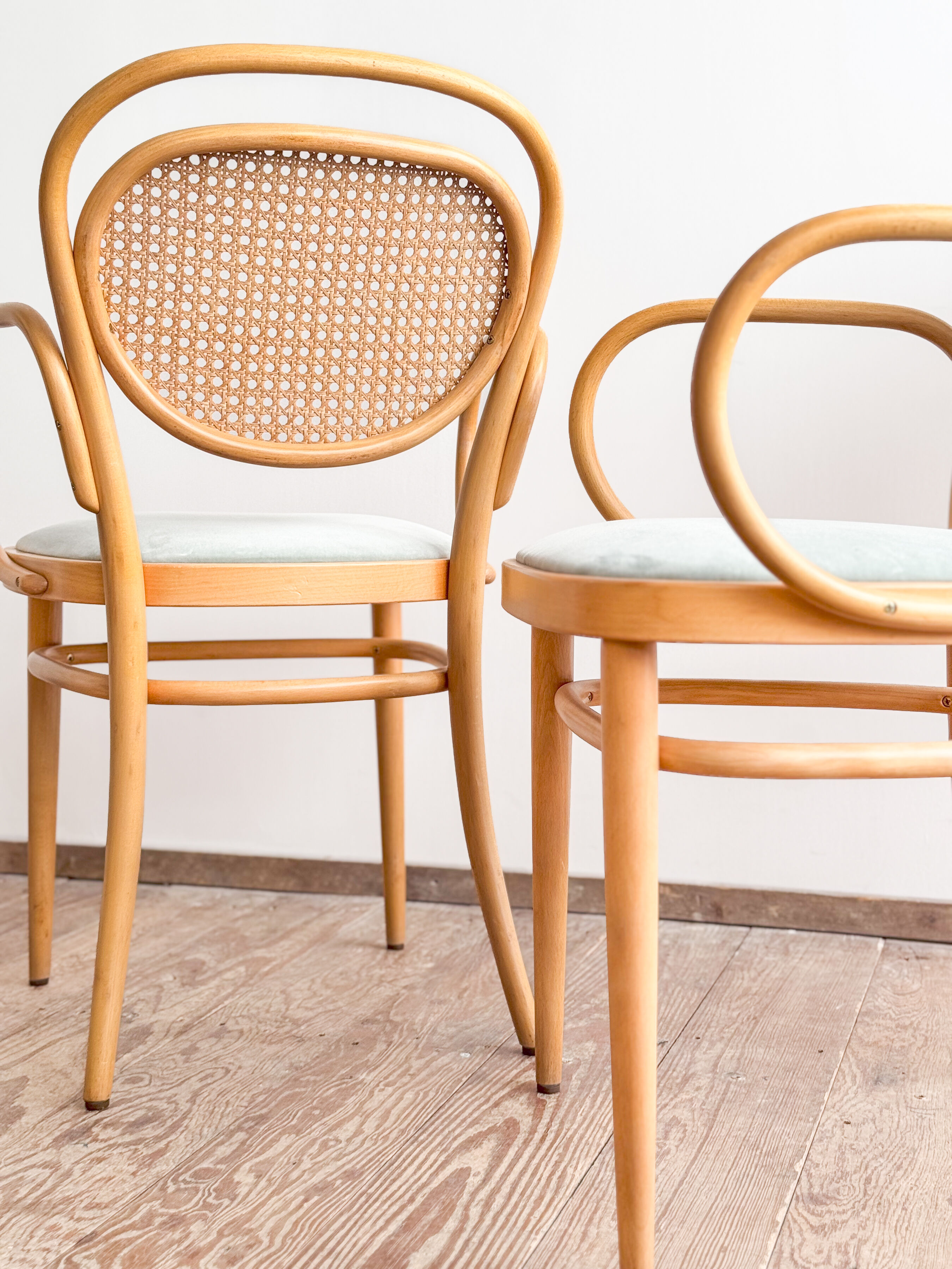 Ensemble de 4 chaises Thonet 215P en hêtre avec cannage d’origine et velour