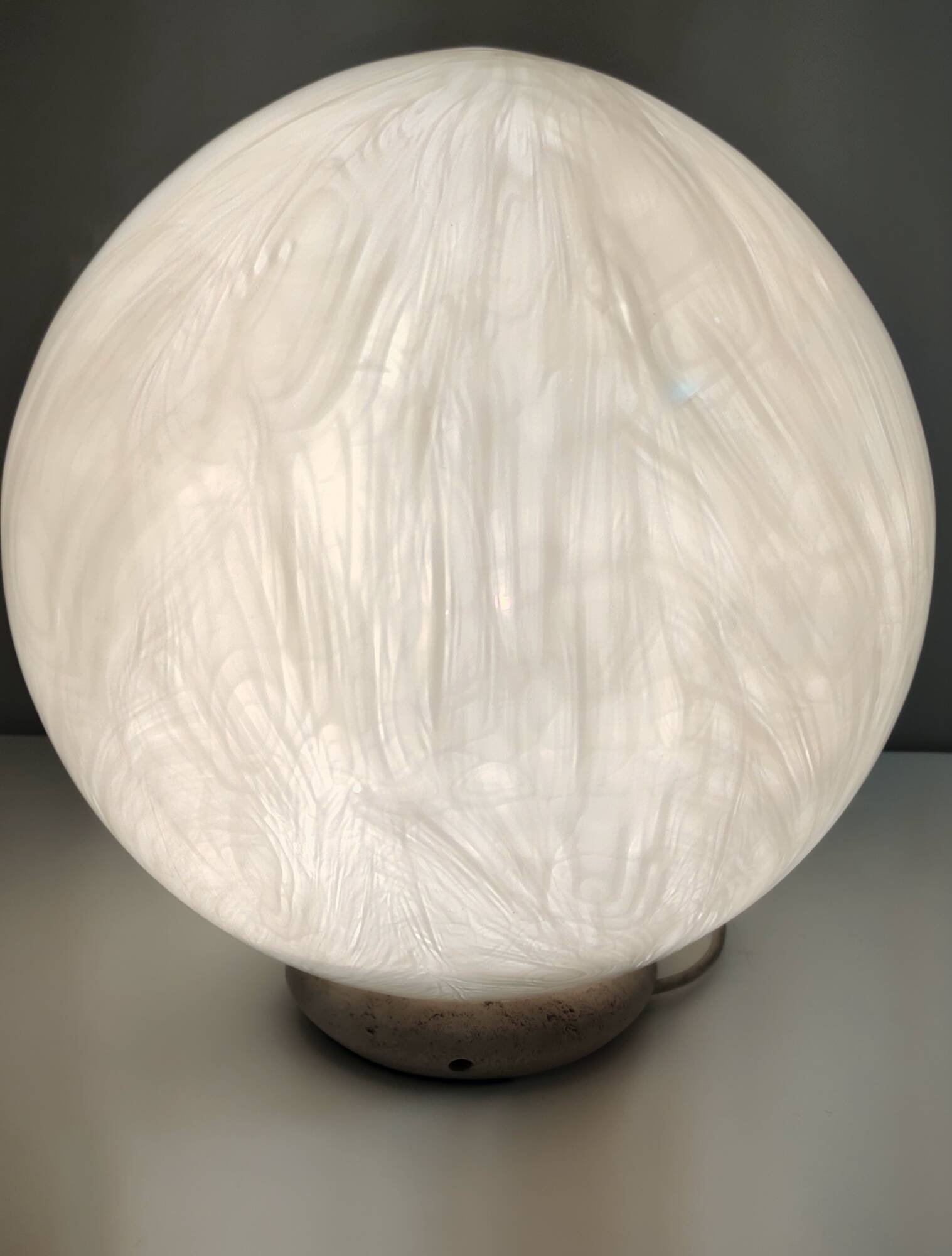 Lampe de table sphérique en verre soufflé de Murano blanc par La Murrina avec Murrines