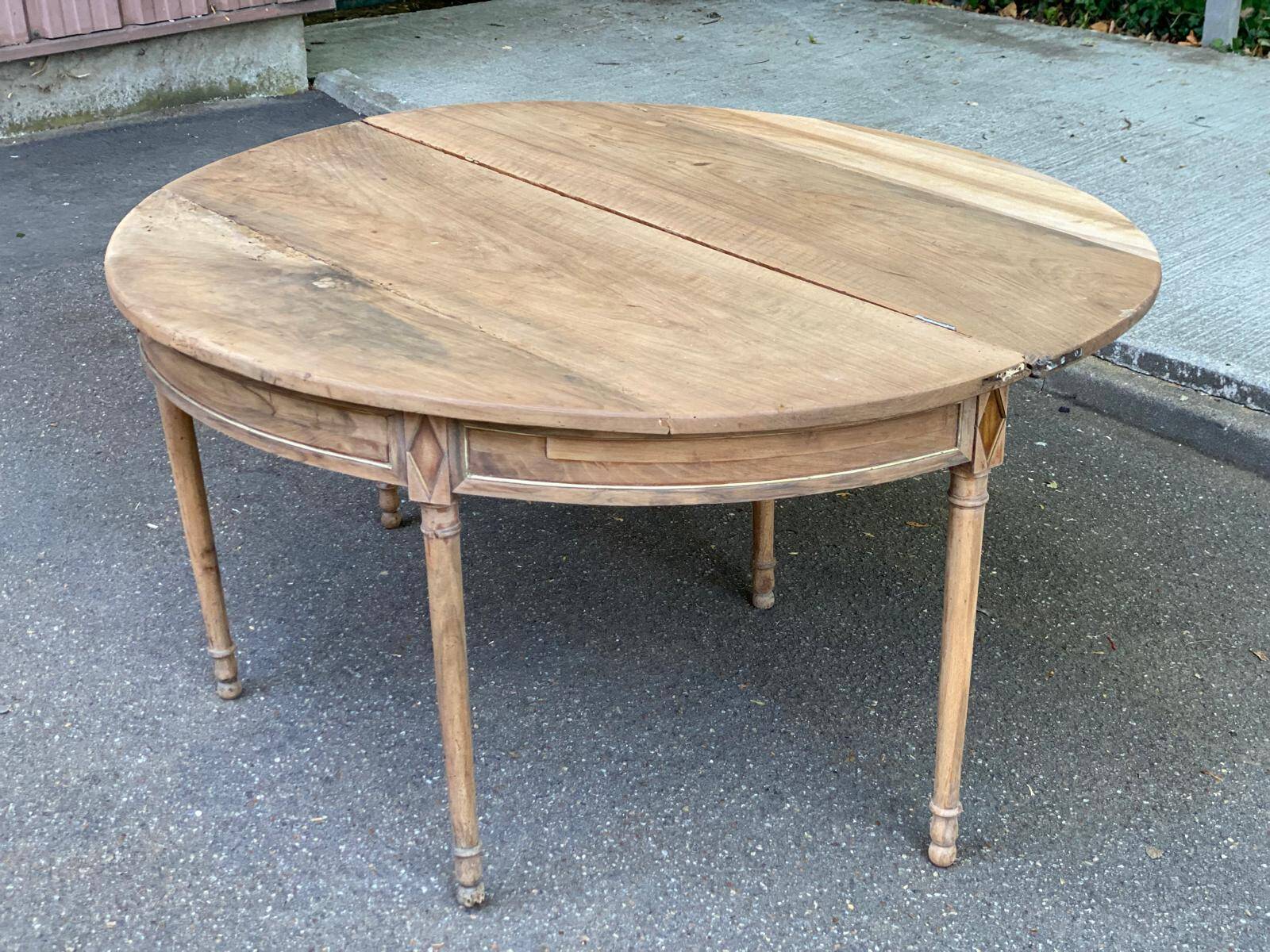 Louis XVI console dining table, extendable, renovated walnut from the 18th century.