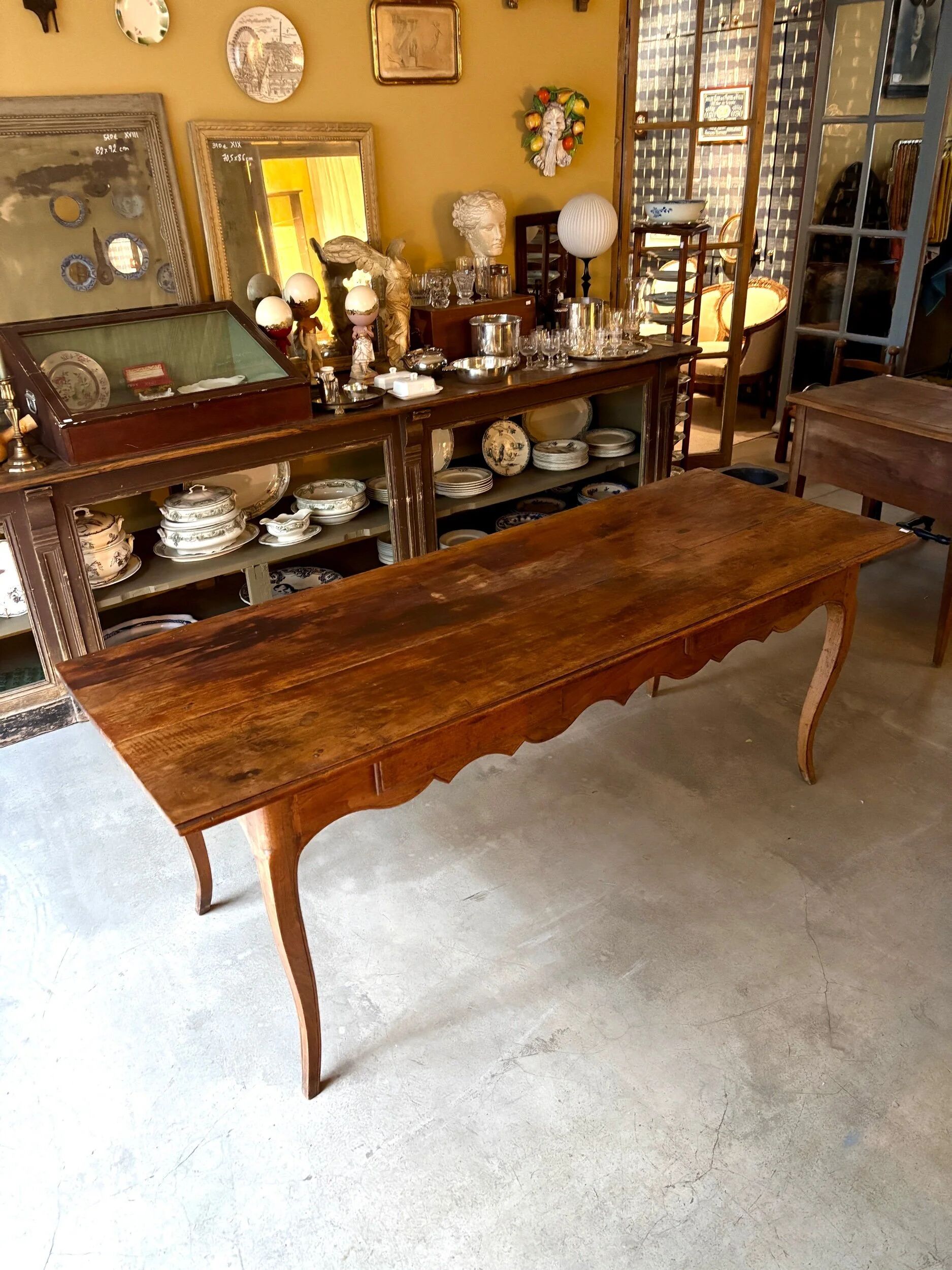 Dining table with 2 drawers in walnut, Louis XV period, 18th century. ☐ 188 x 70 cm