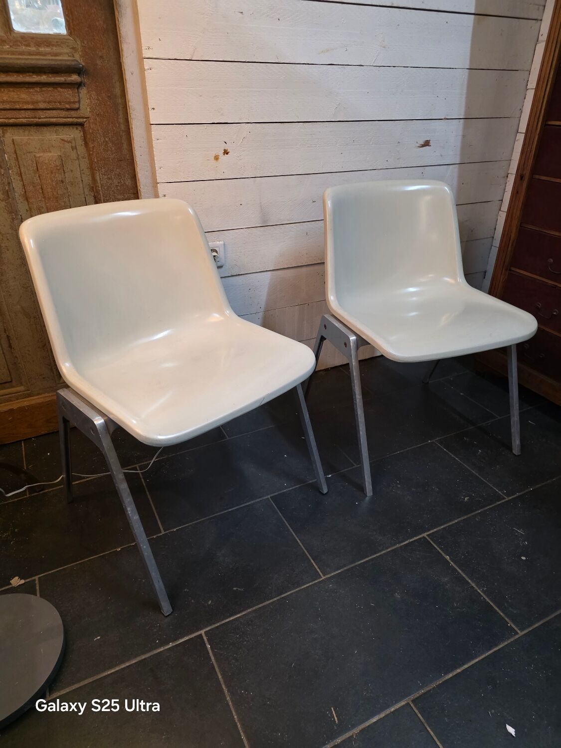 Pair of vintage Wilkhahn chairs, fibreglass shell, aluminium, 1970.