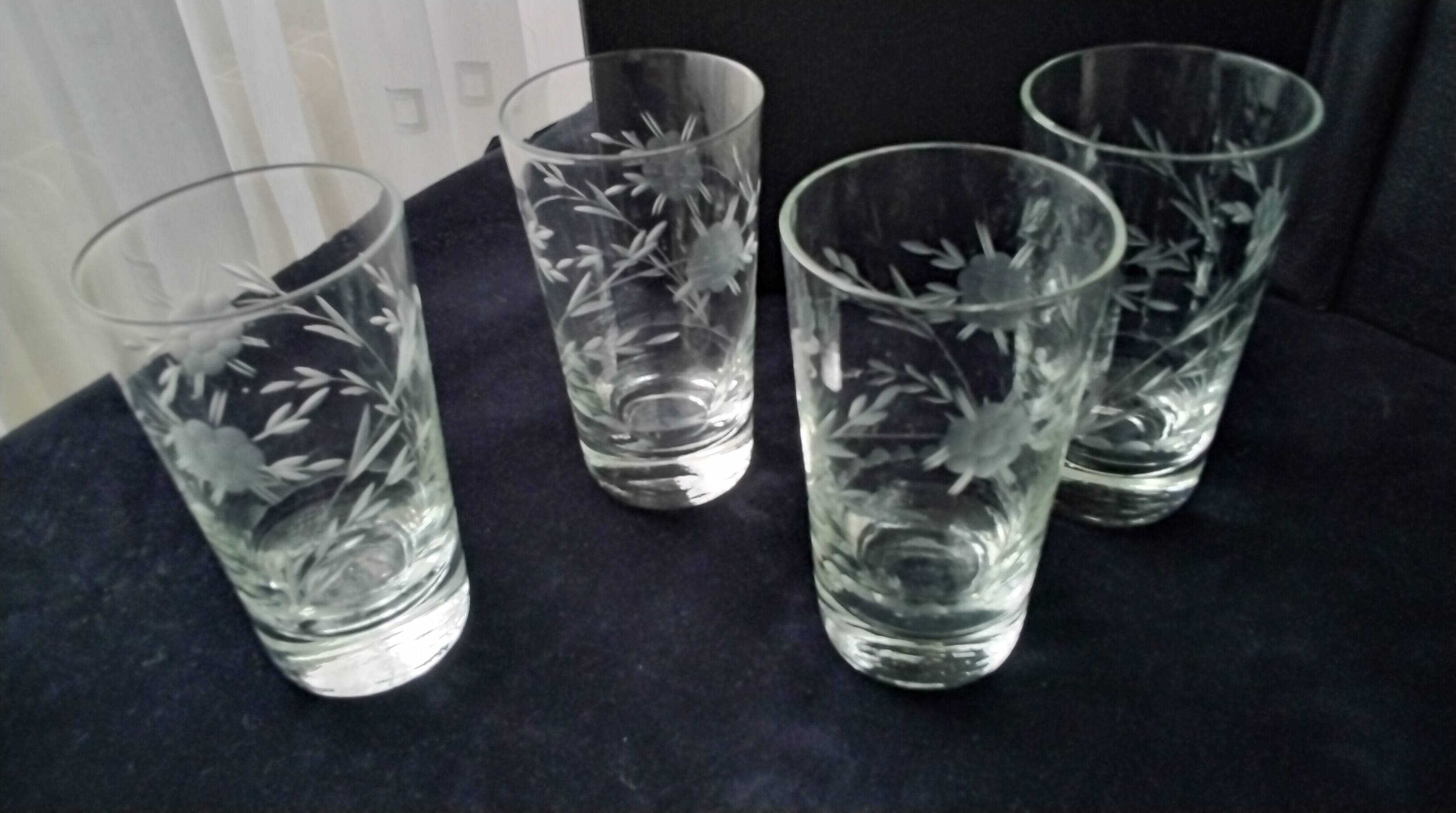 4 Verres à eau ou orangeade en verre gravé