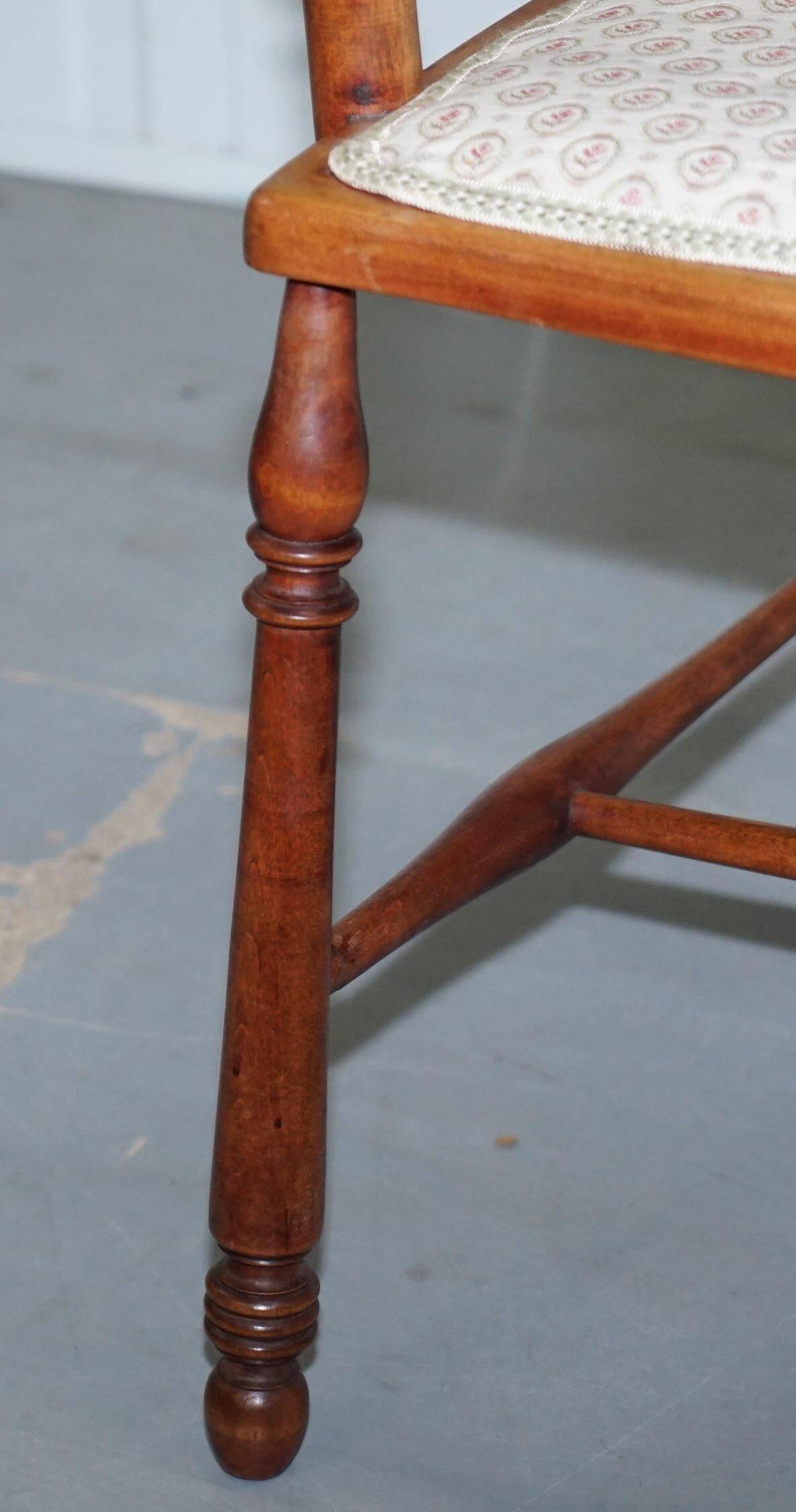 Chaise en noyer Edwardian à dossier courbé avec incrustation de nacre style Arts and Crafts