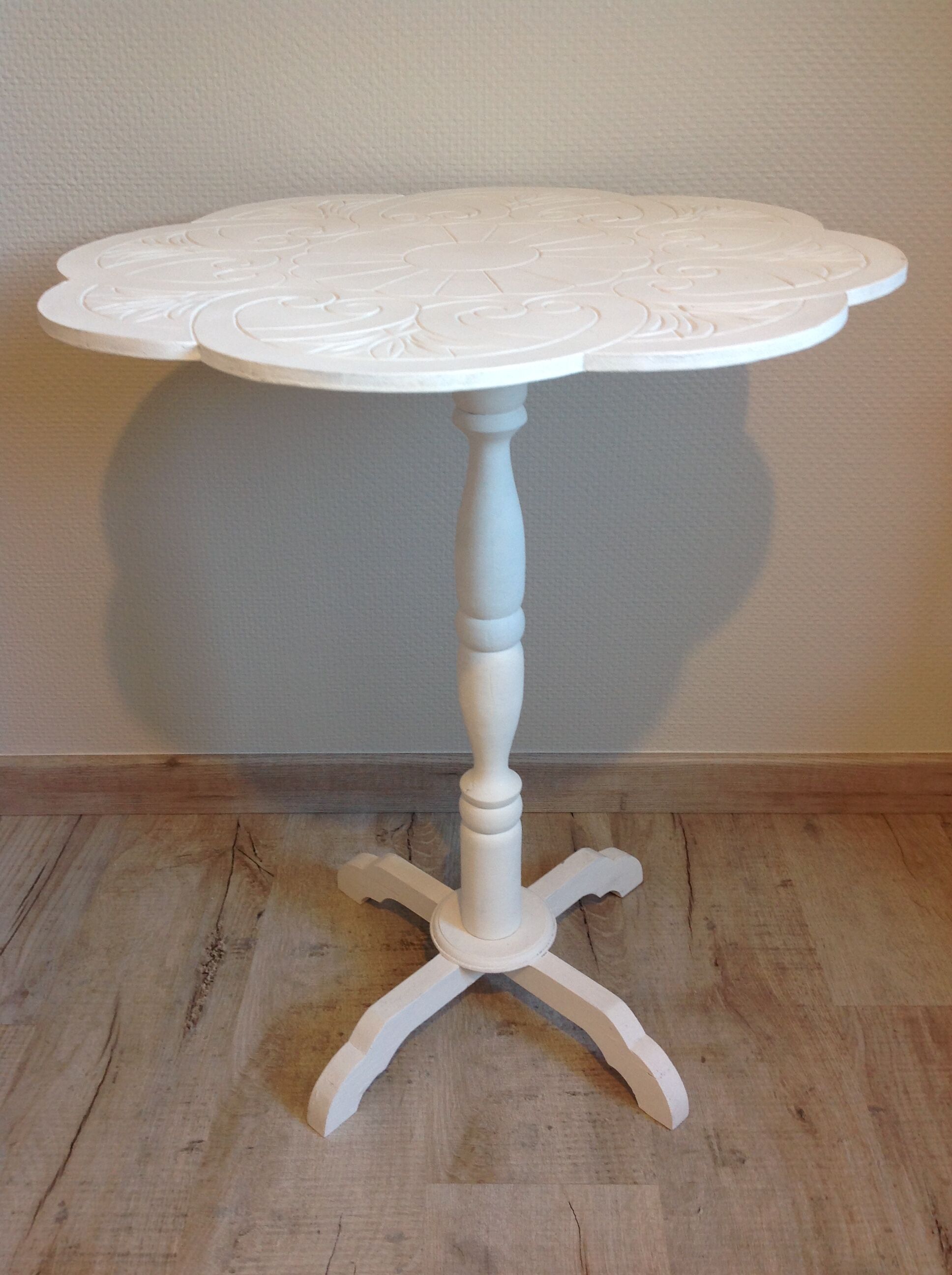 White side table in painted wood and decorated top