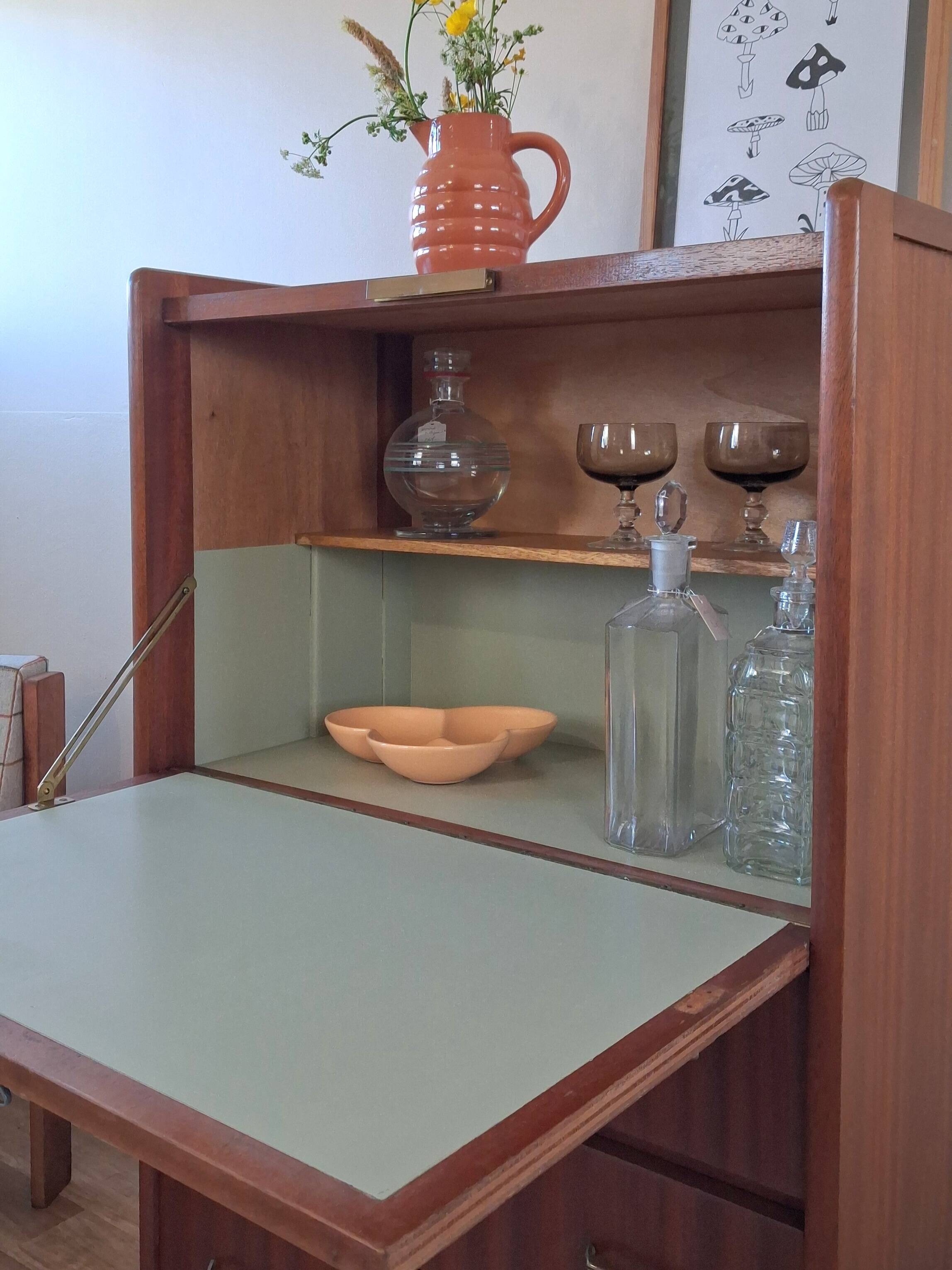 Scandinavian secretary