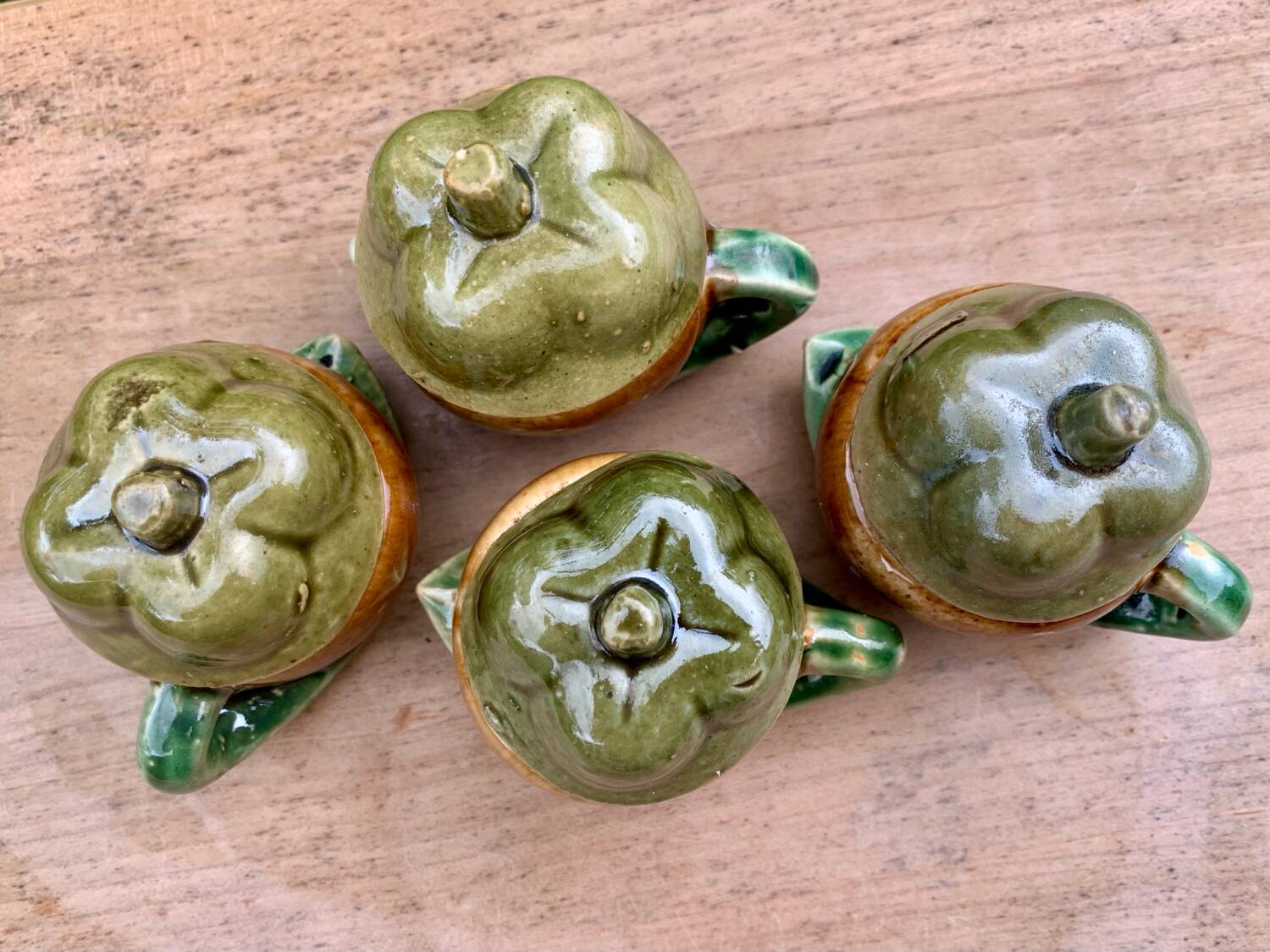 4 slip pots depicting a pepper, early 20th century