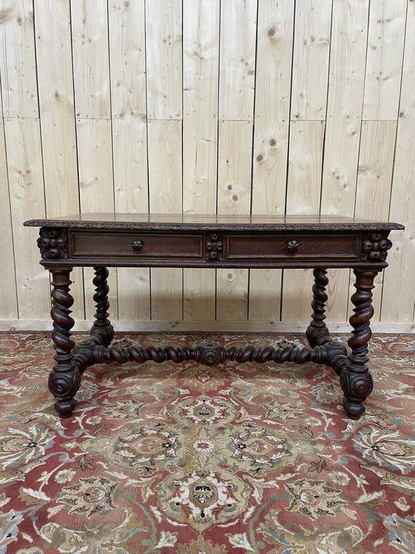 Bureau plat de style Louis XIII en chêne à deux tiroirs