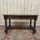 Bureau plat de style Louis XIII en chêne à deux tiroirs
