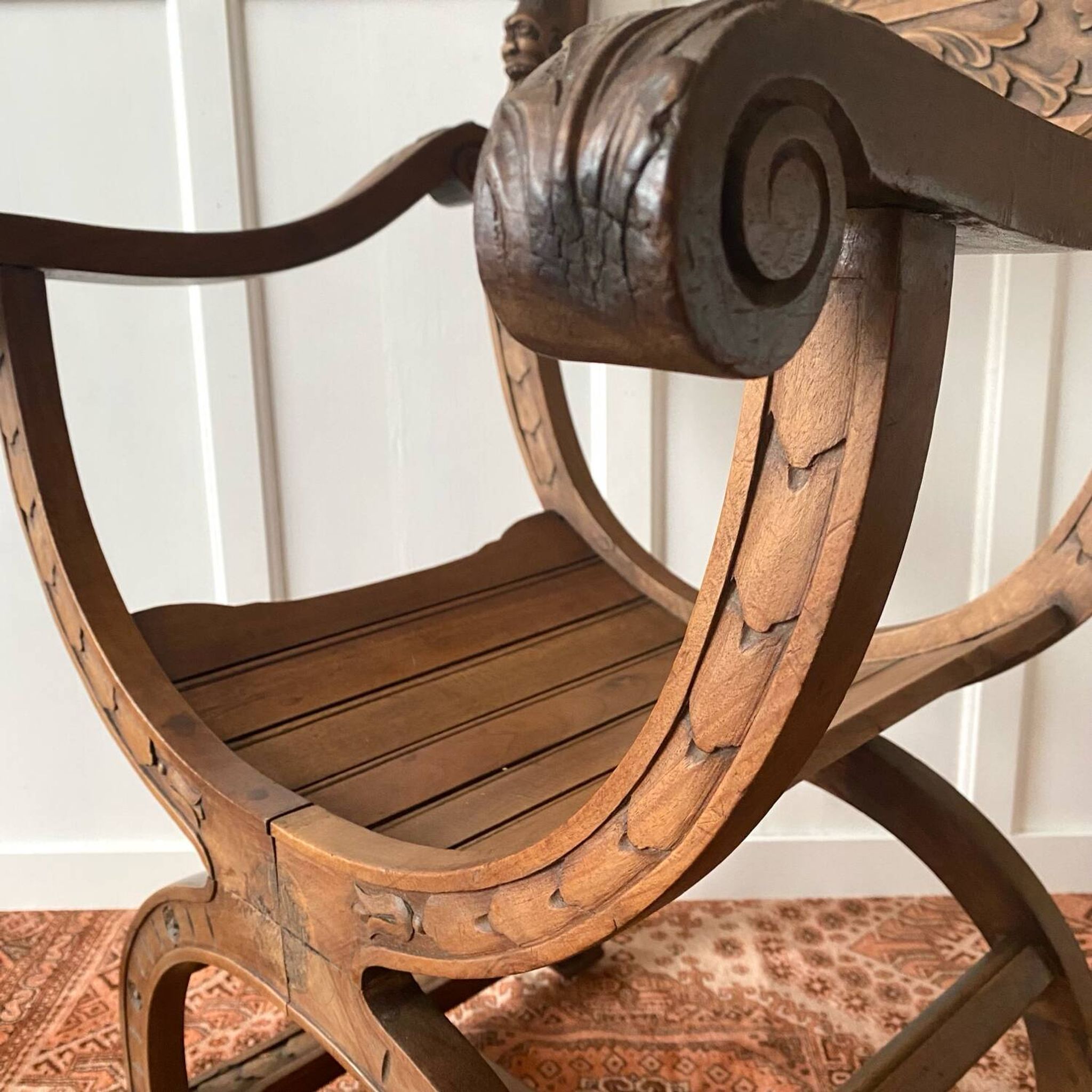 Fauteuil Dagobert en bois sculpté