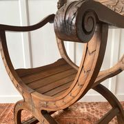 Fauteuil Dagobert en bois sculpté
