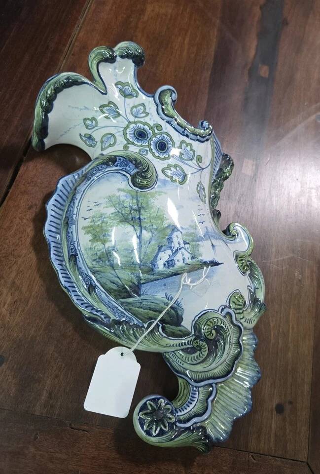 Bouquetiére murale en faïence à décor polychrome, de forme mouvementée