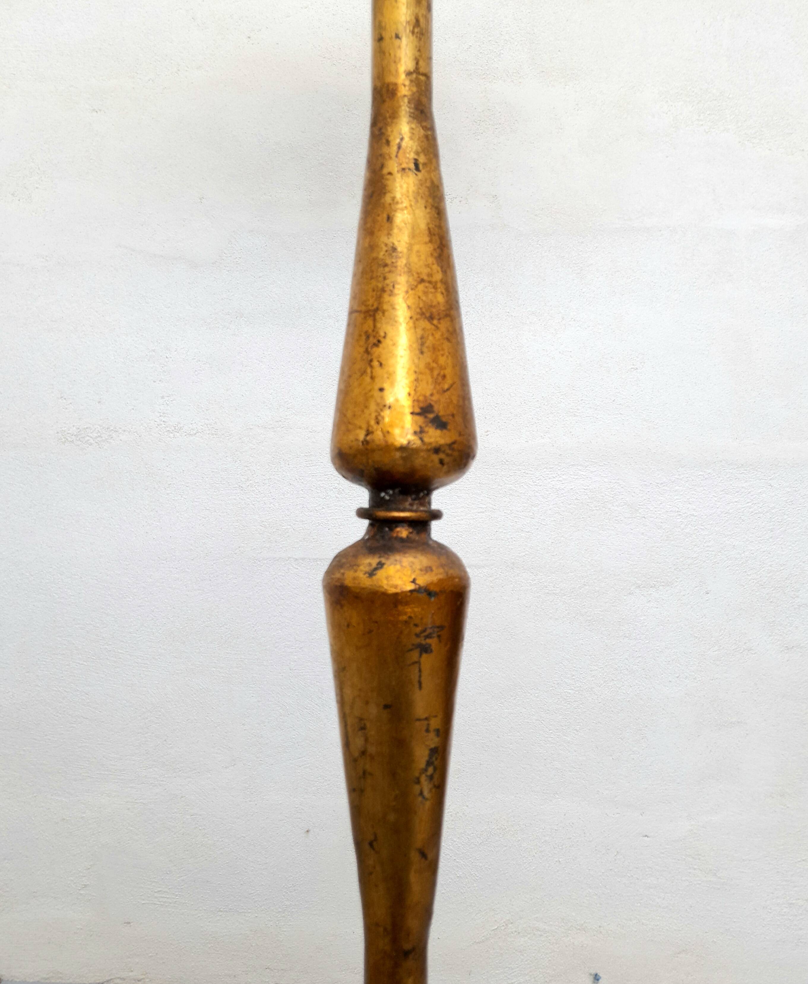 French work from the 1930s Wrought iron floor lamp decorated with gold leaf H. 160 cm