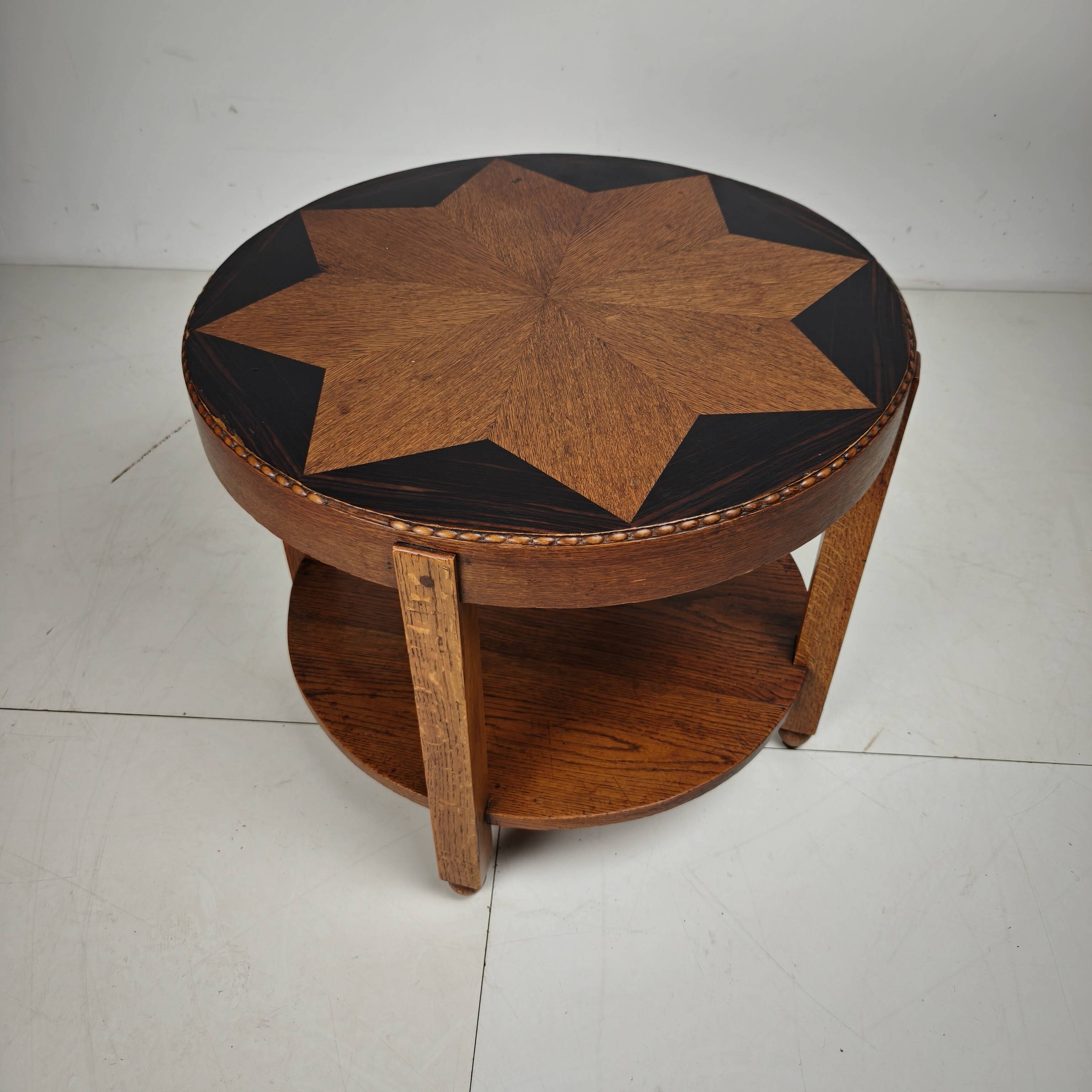 Table d'appoint Amsterdam School / Art Déco avec plateau incrusté d'étoiles vers 1920