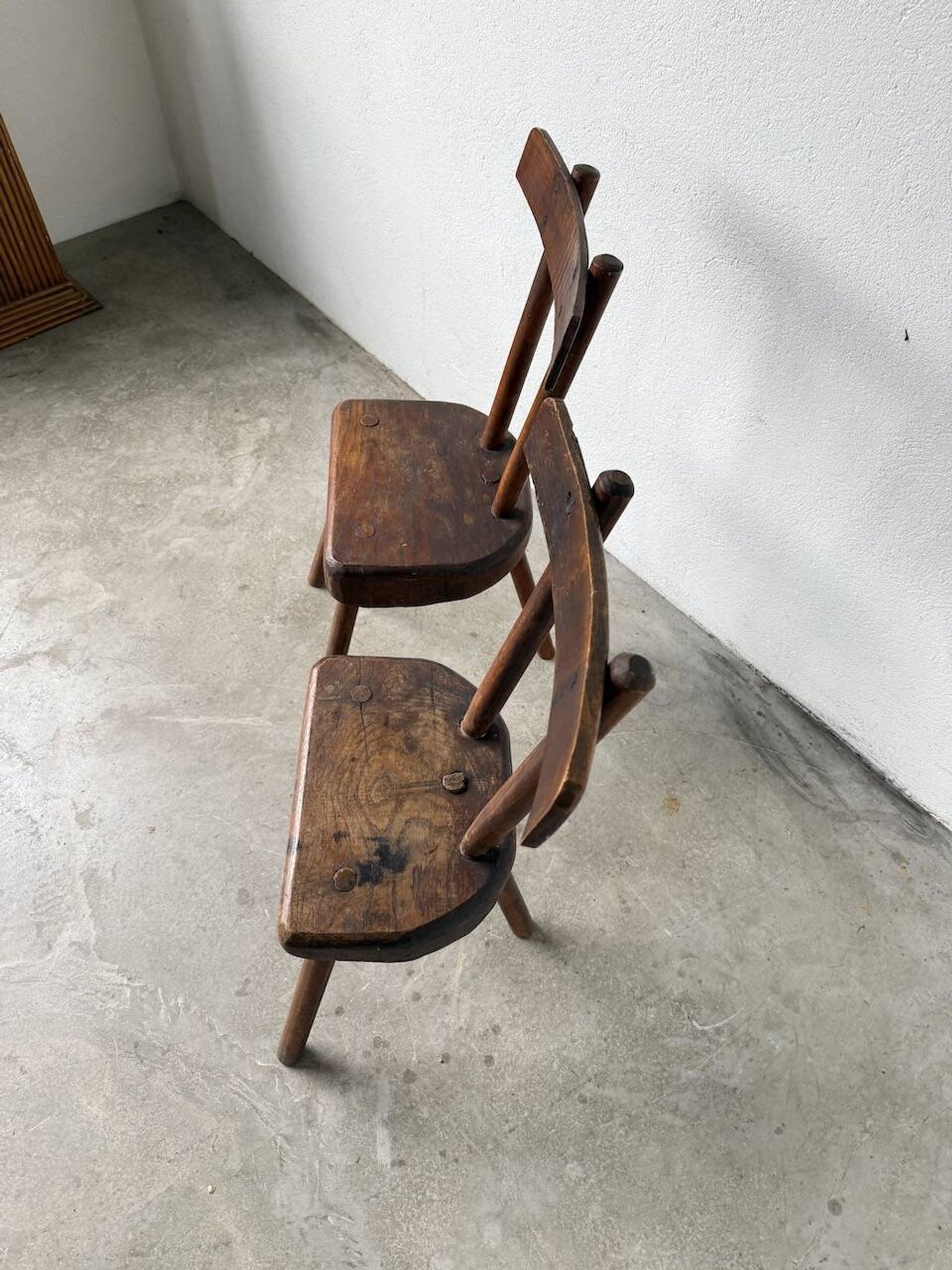 Paire de chaises tripodes savoyardes art populaire chêne