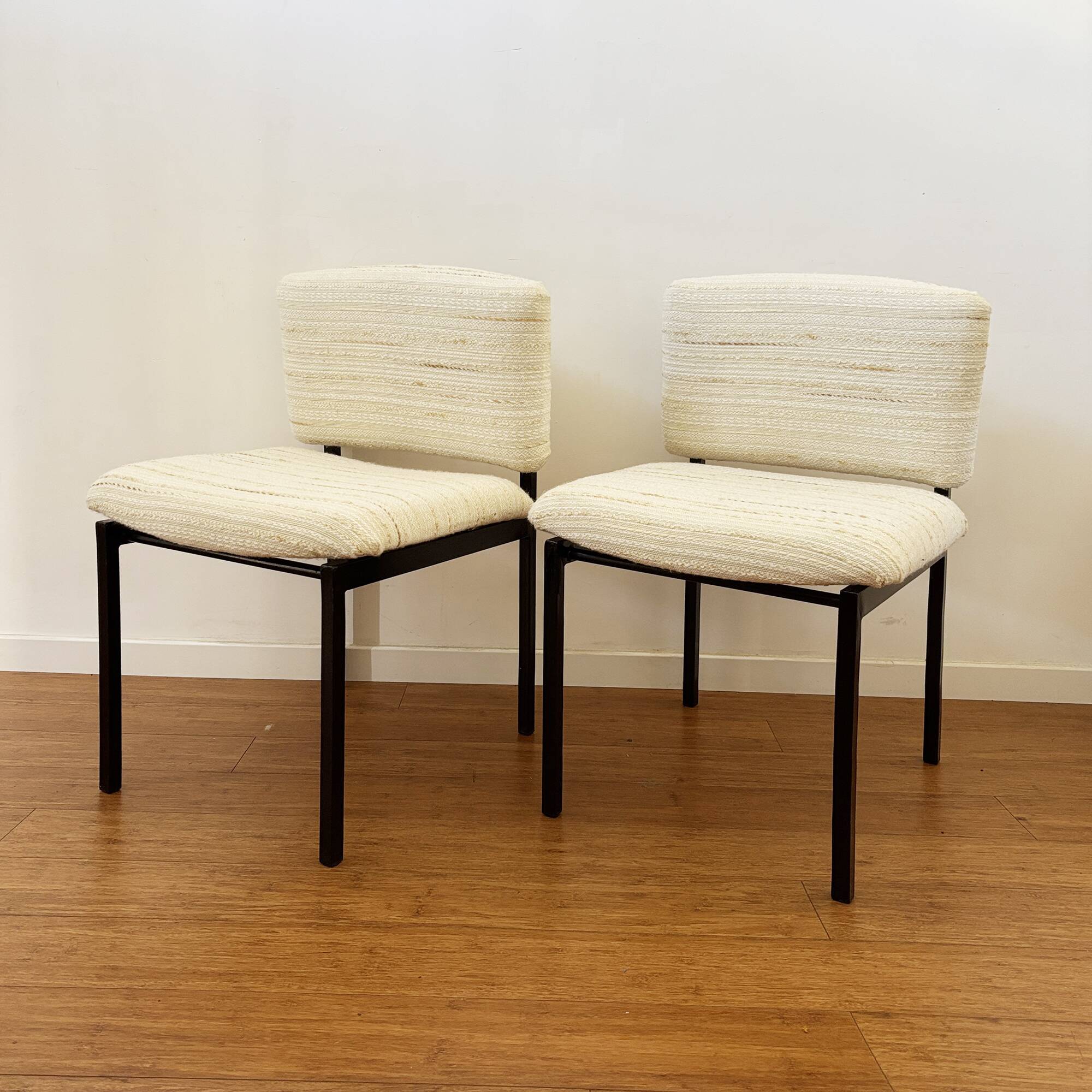 Paire de chaises modernistes en tissu