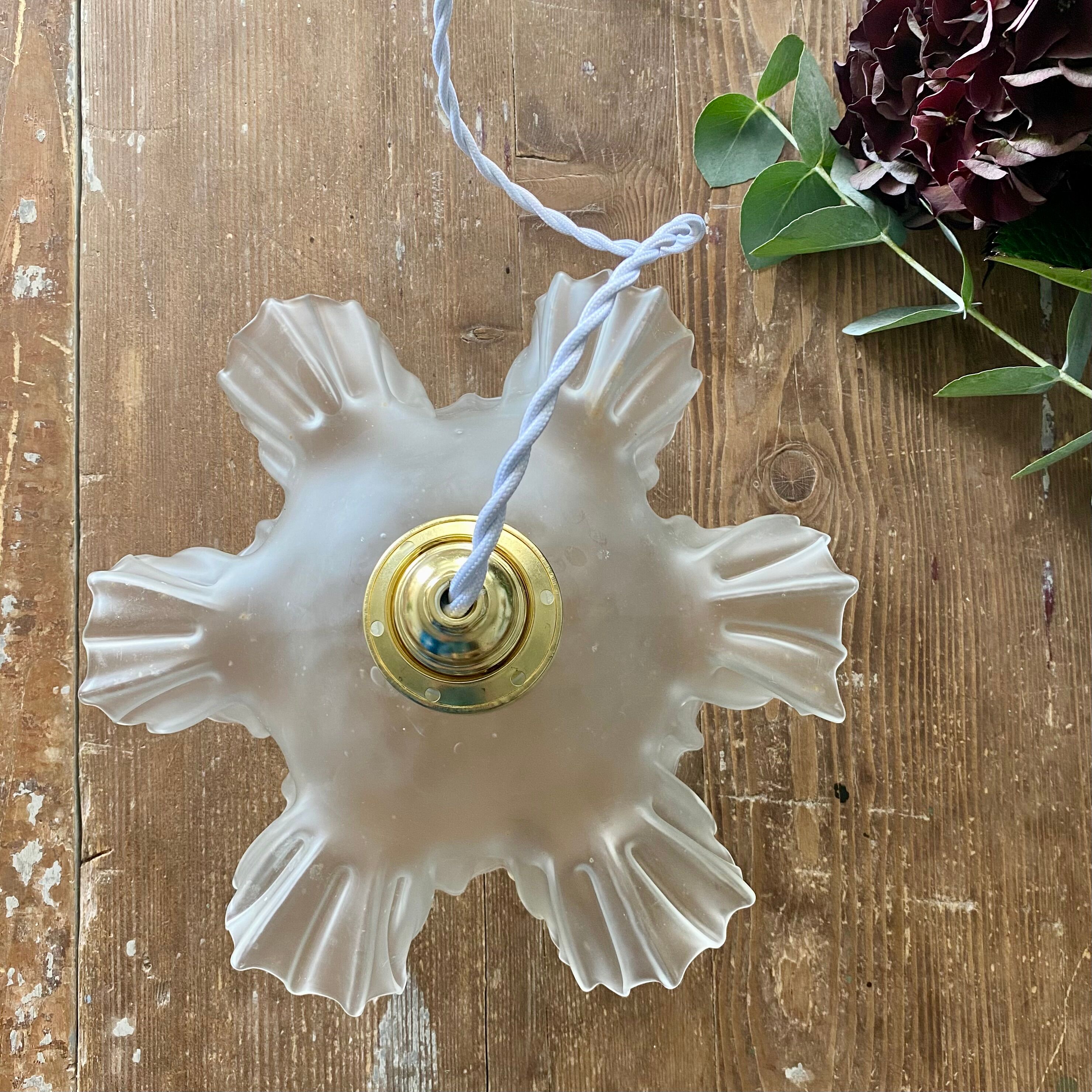 Suspension lamp opaline flower