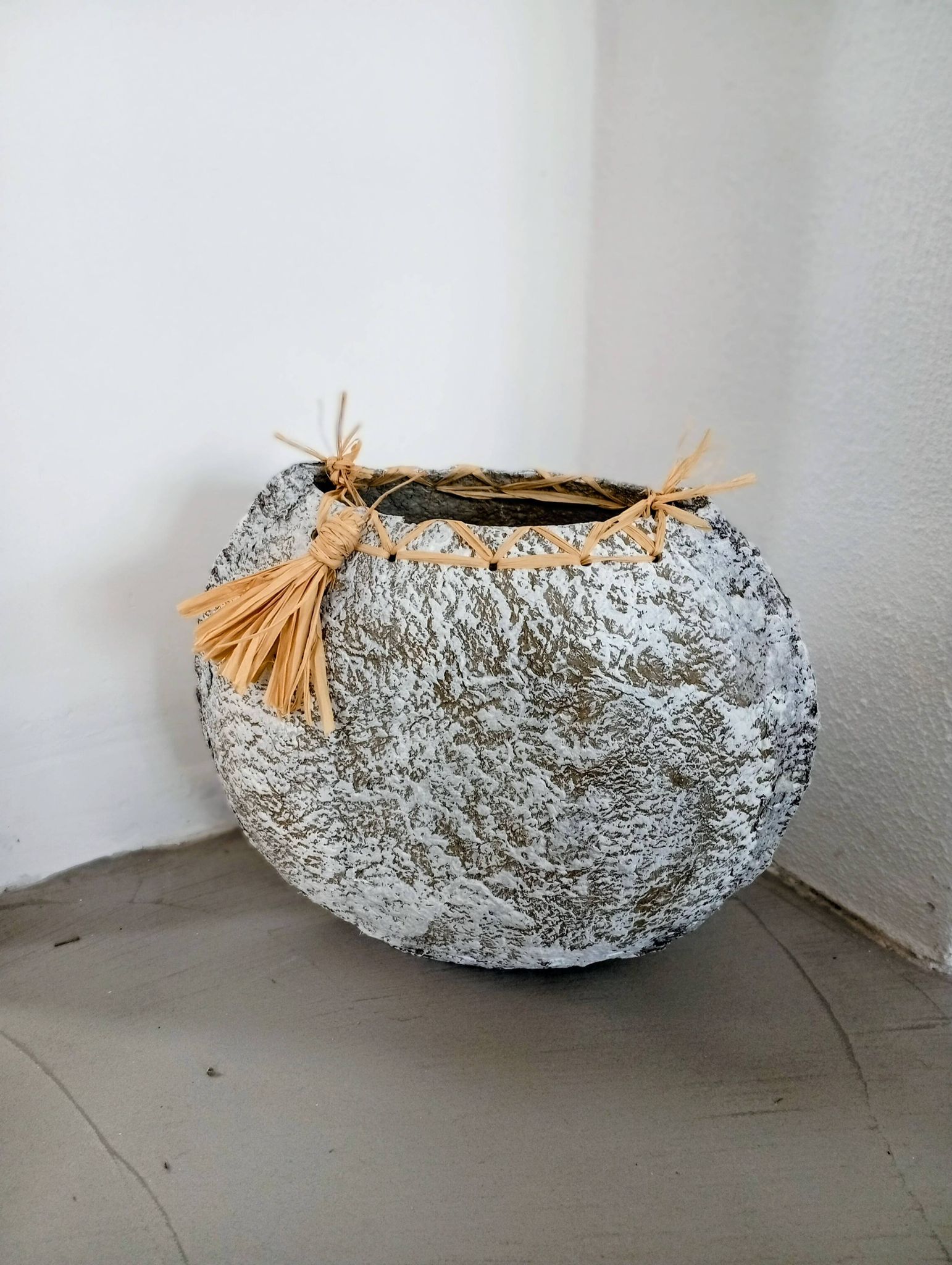Vase sculptural effet pierre. Wabi-sabi. Bohème