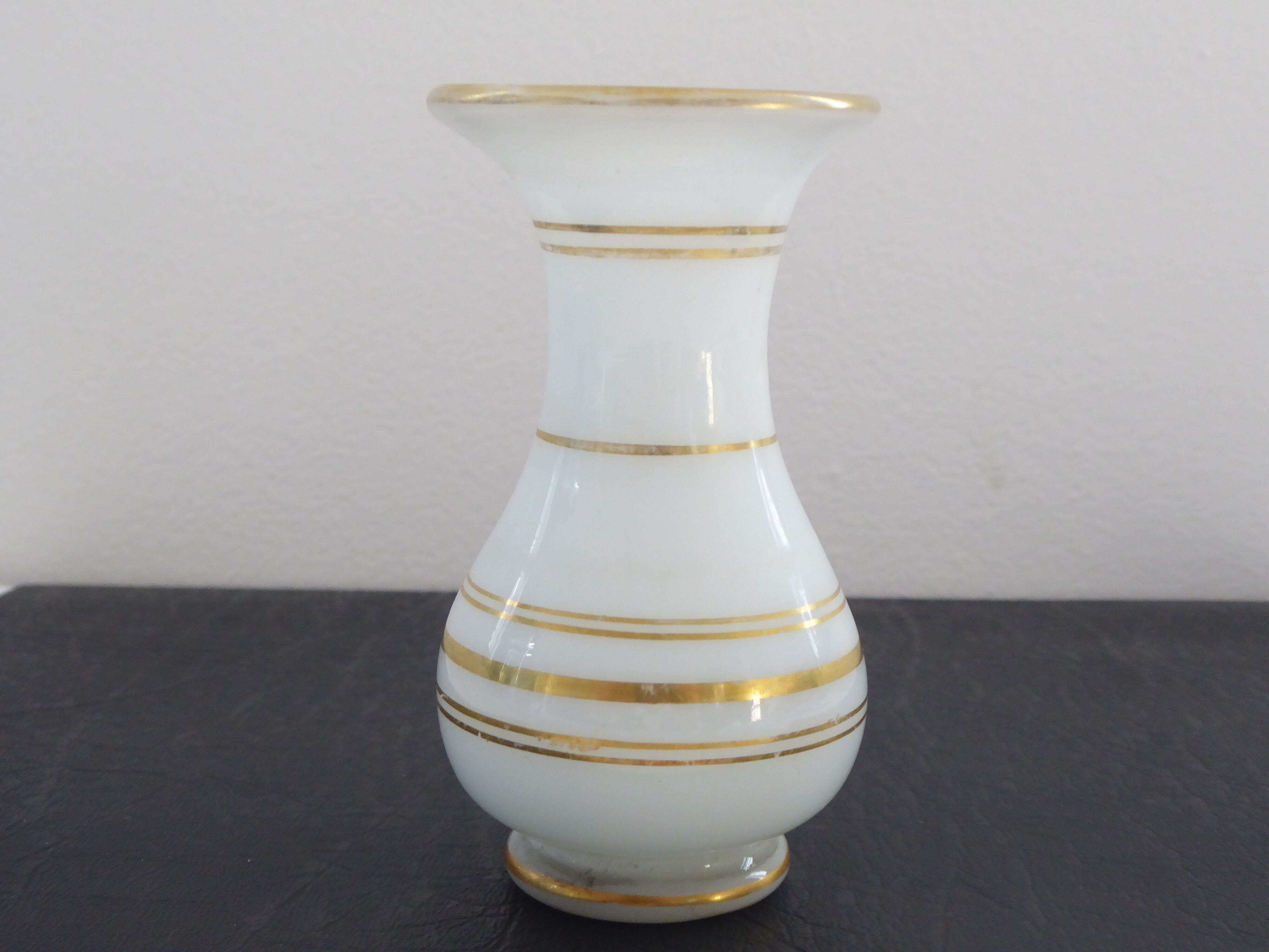 Vase miniature en opaline